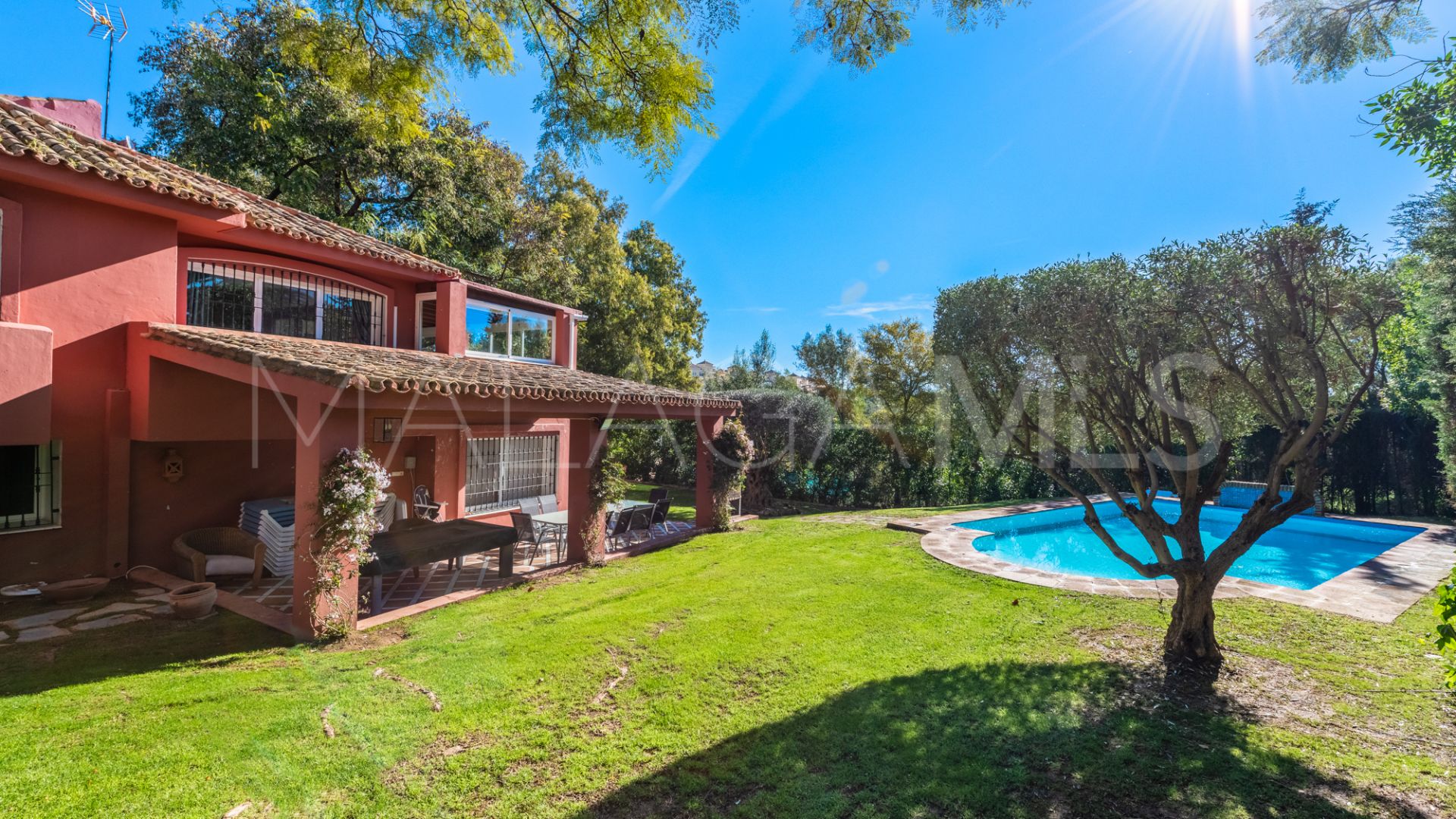 Villa for sale in Elviria