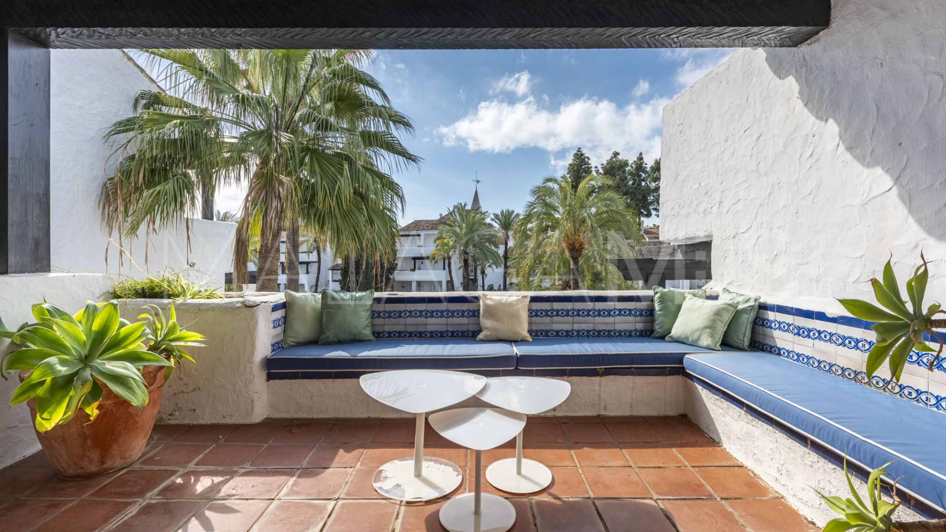 Buy penthouse with 2 bedrooms in Puente Romano II