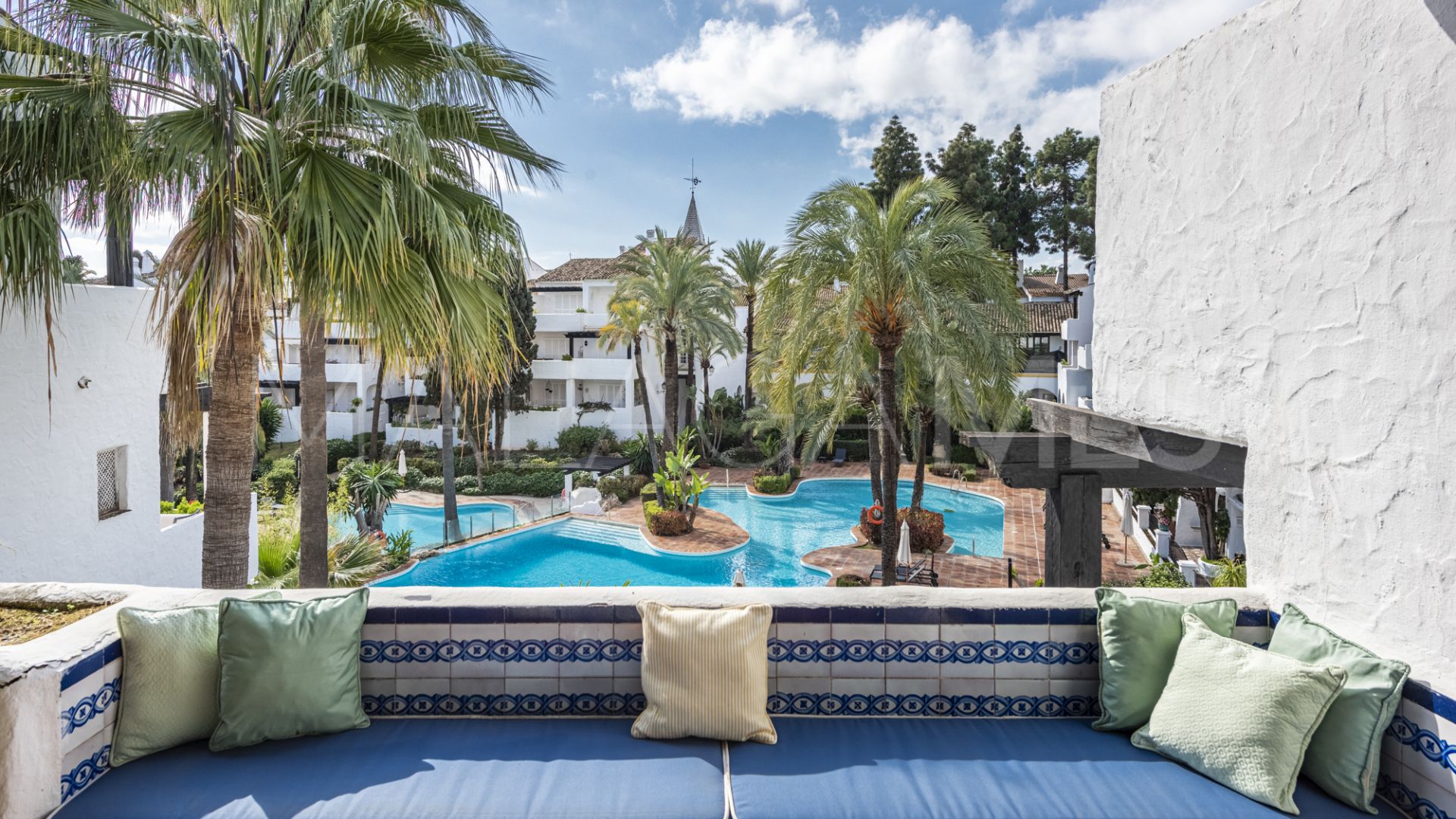 Buy penthouse with 2 bedrooms in Puente Romano II