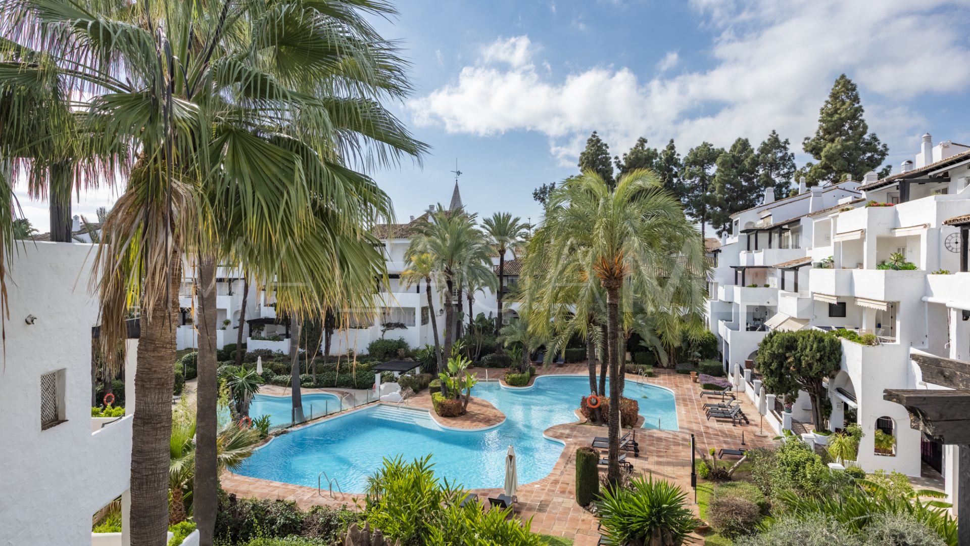 Buy penthouse with 2 bedrooms in Puente Romano II