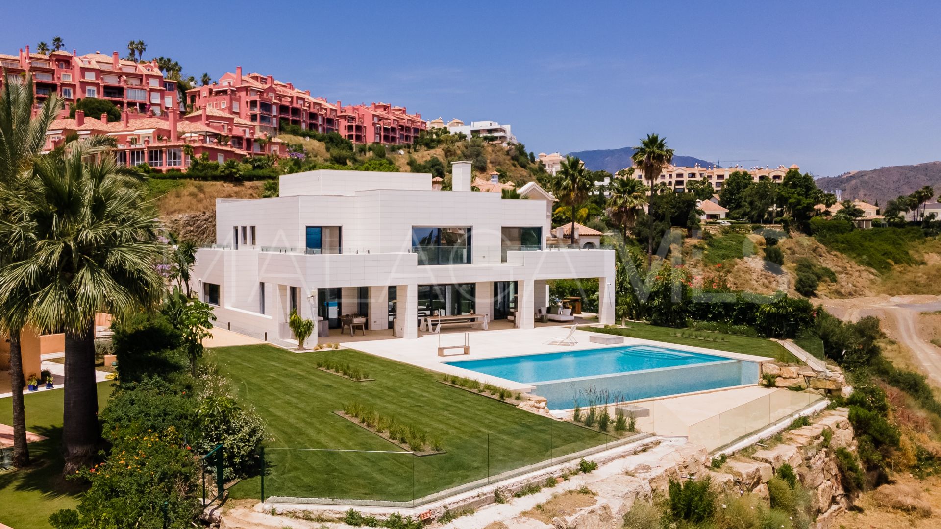 Buy villa in Monte Halcones with 6 bedrooms