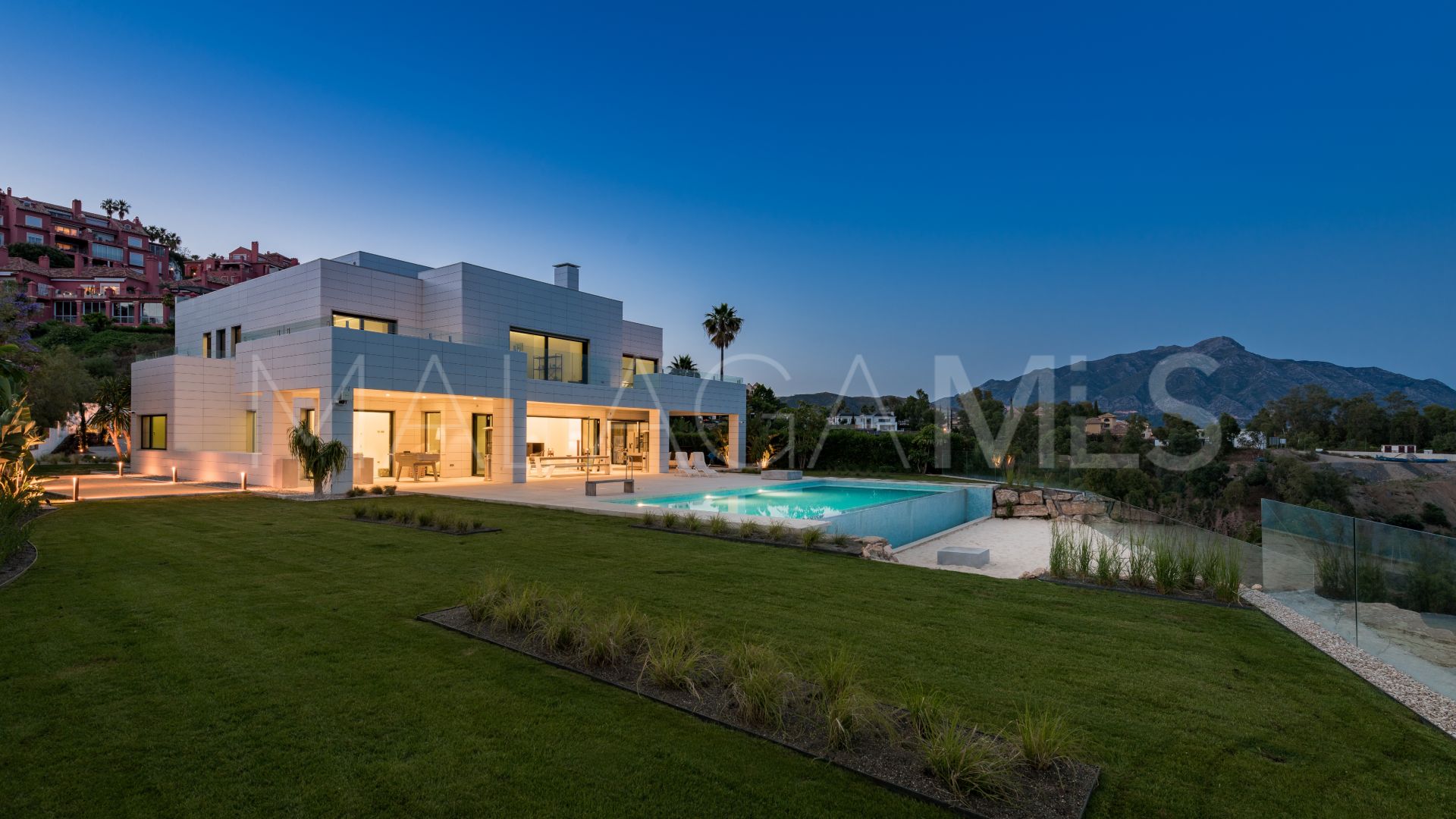 Buy villa in Monte Halcones with 6 bedrooms