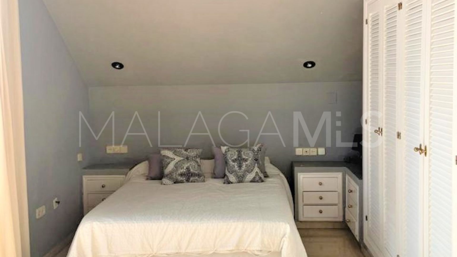 Buy villa pareada with 4 bedrooms in Estepona
