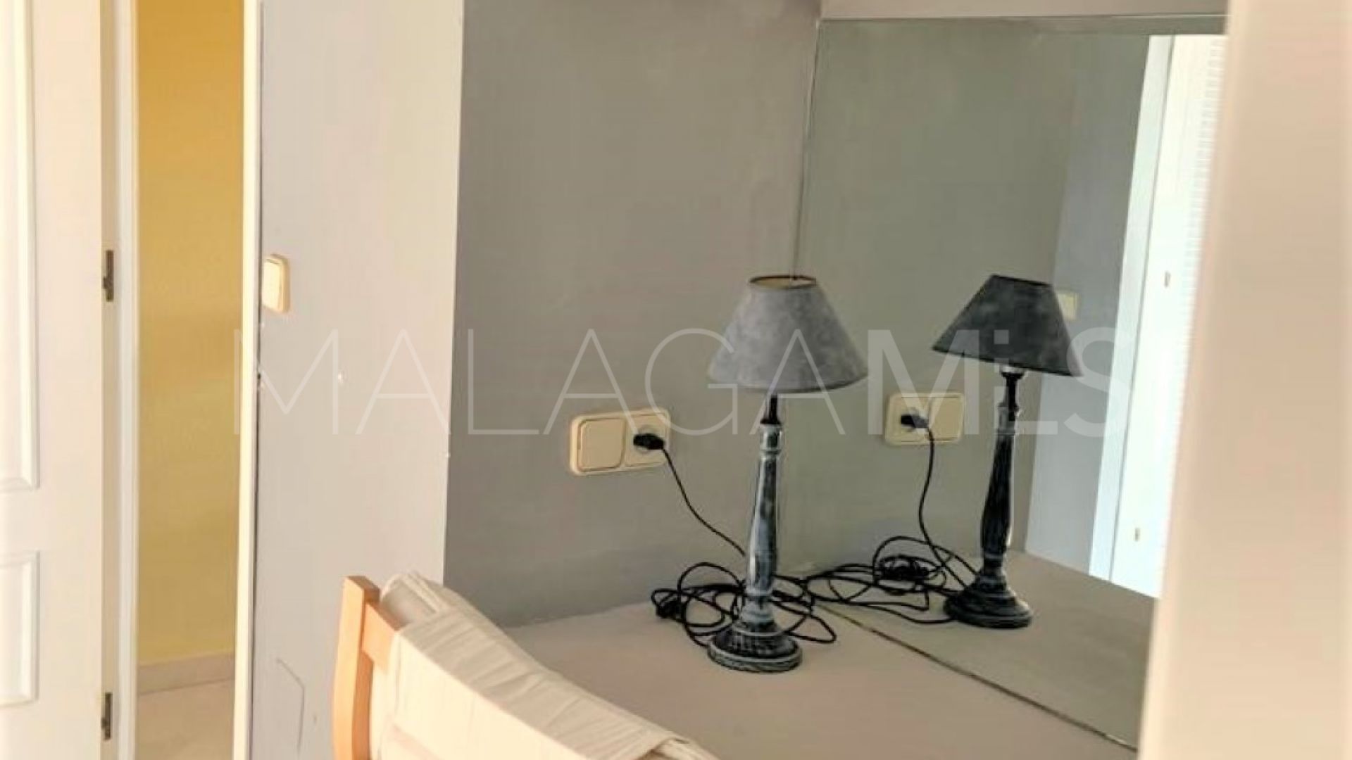 Buy villa pareada with 4 bedrooms in Estepona