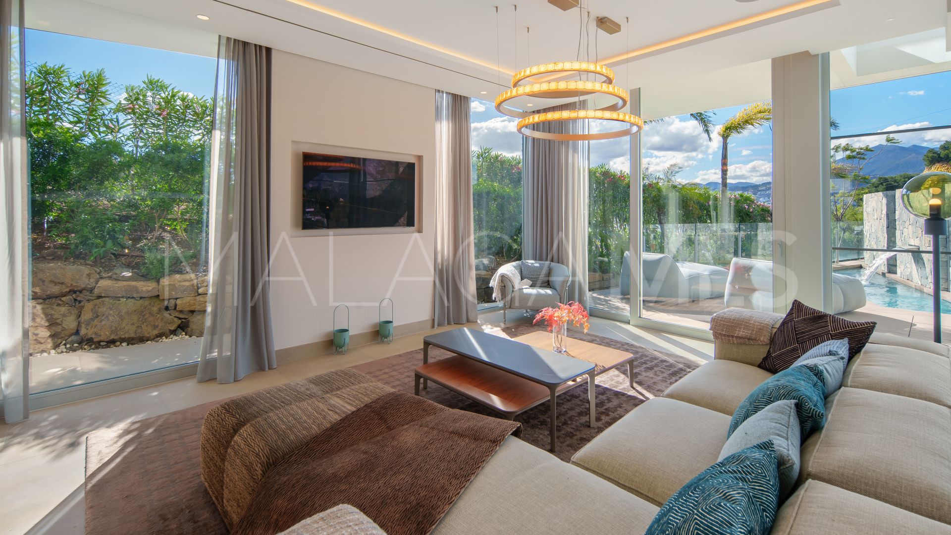 Villa for sale in Nueva Andalucia