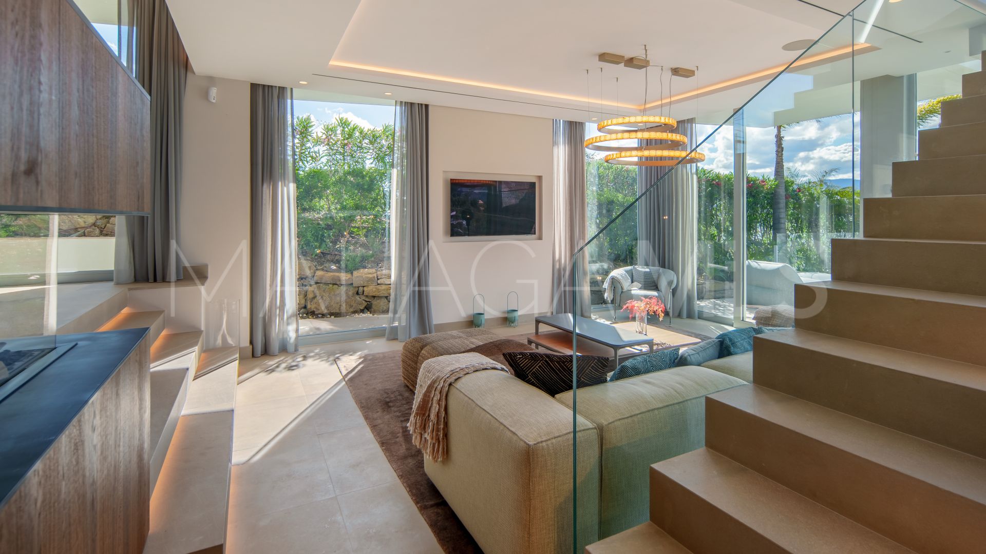 Villa for sale in Nueva Andalucia