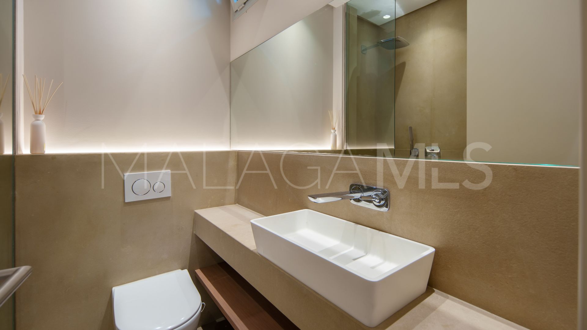 Villa for sale in Nueva Andalucia