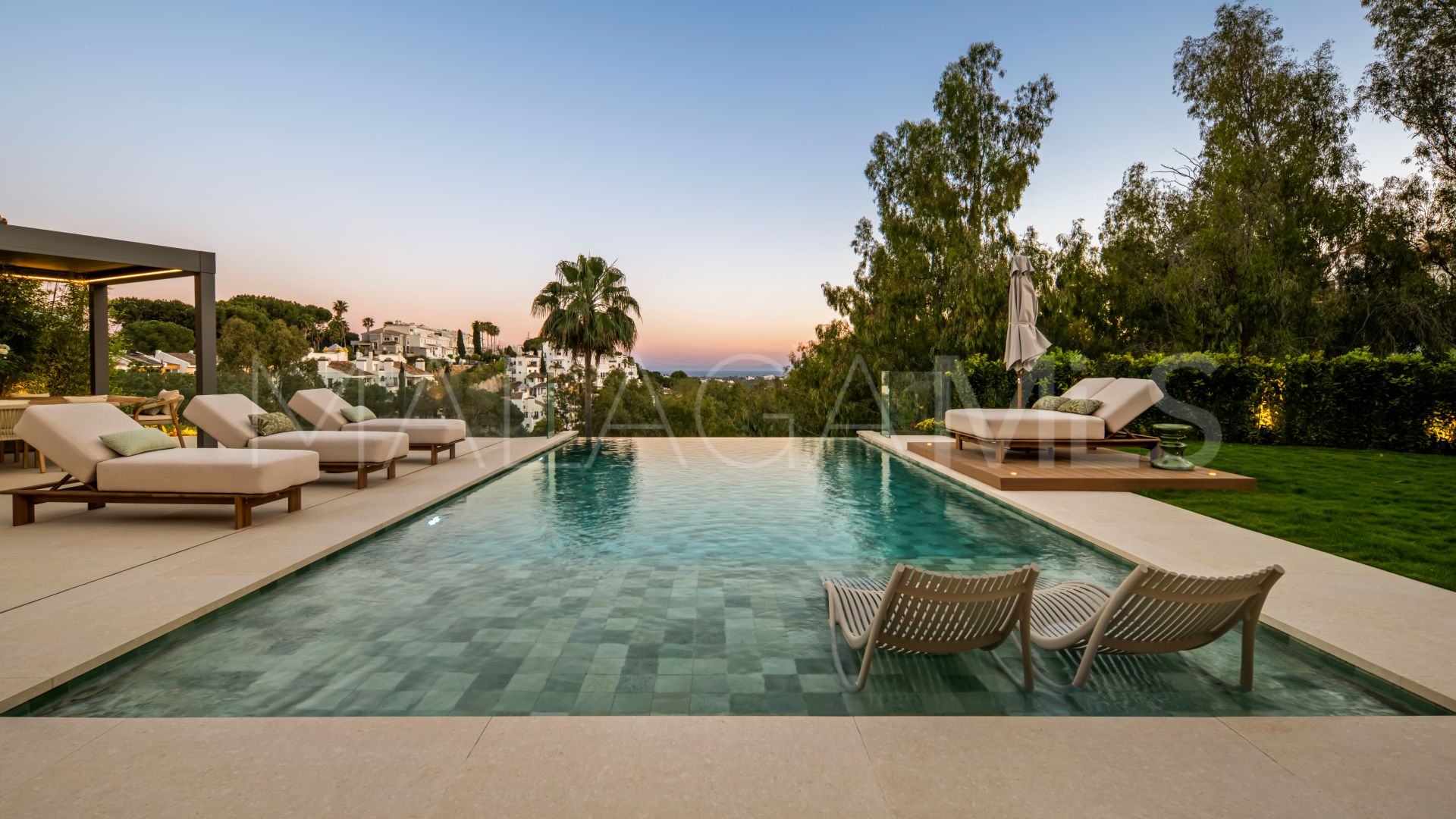 Buy villa with 6 bedrooms in El Herrojo