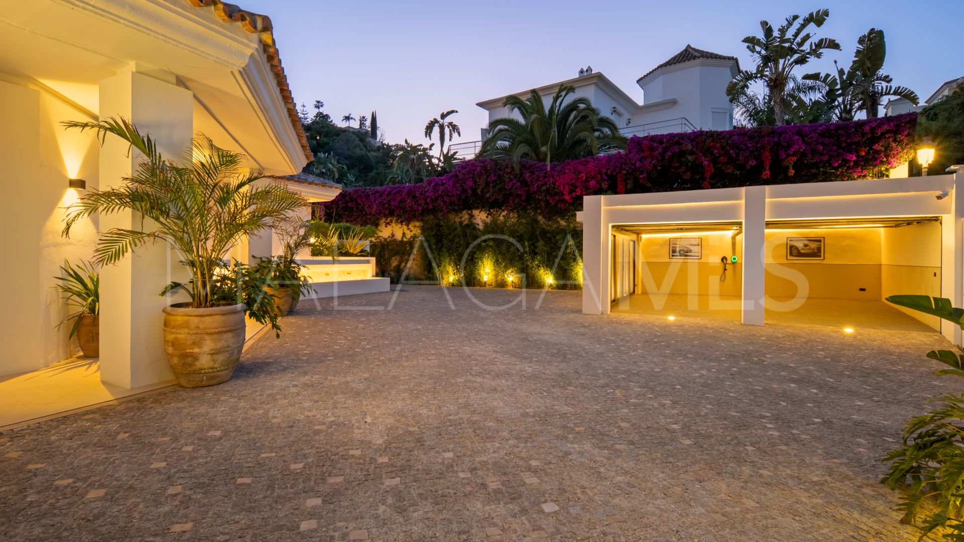 Buy villa with 6 bedrooms in El Herrojo