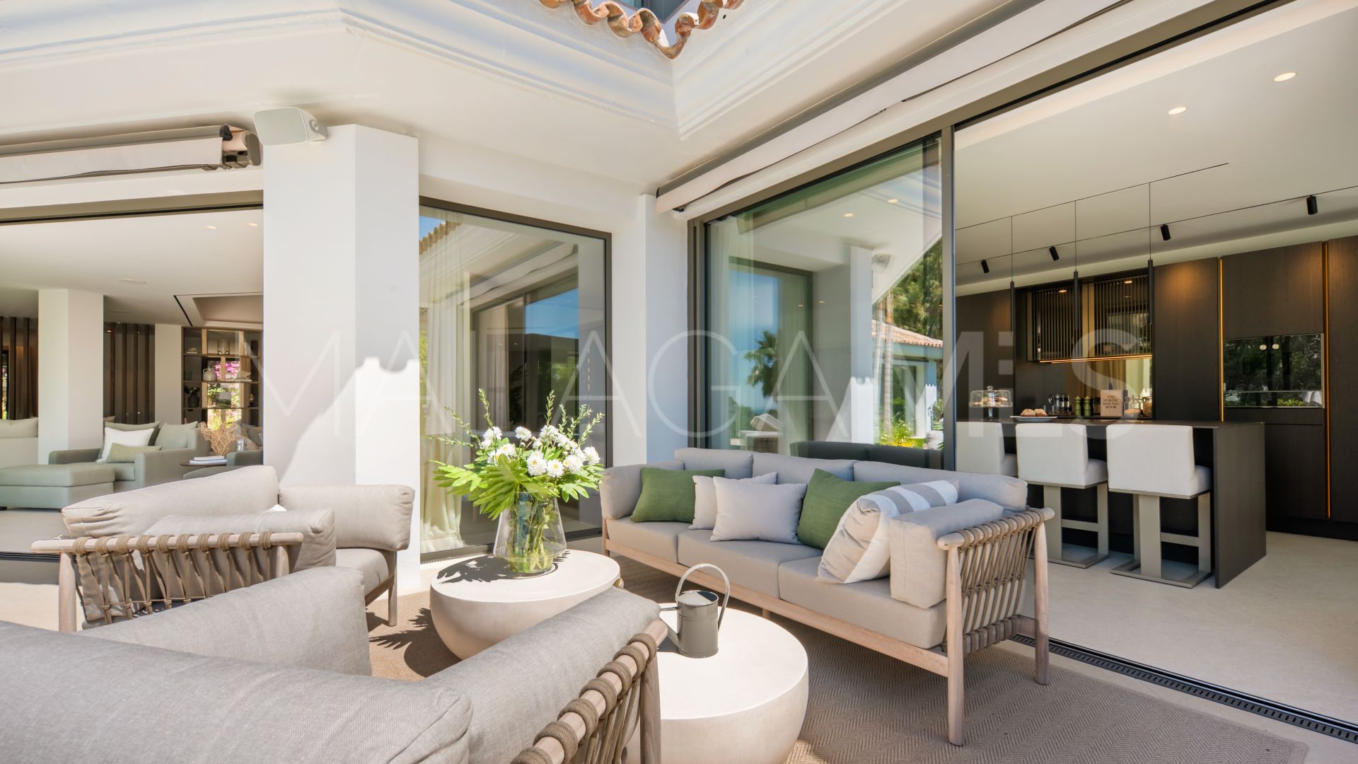 Buy villa with 6 bedrooms in El Herrojo