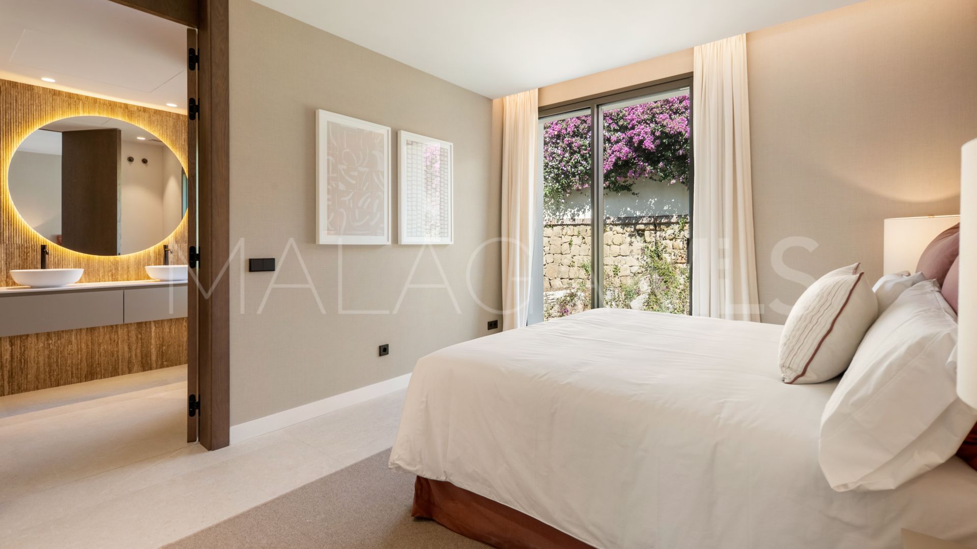 Buy villa with 6 bedrooms in El Herrojo