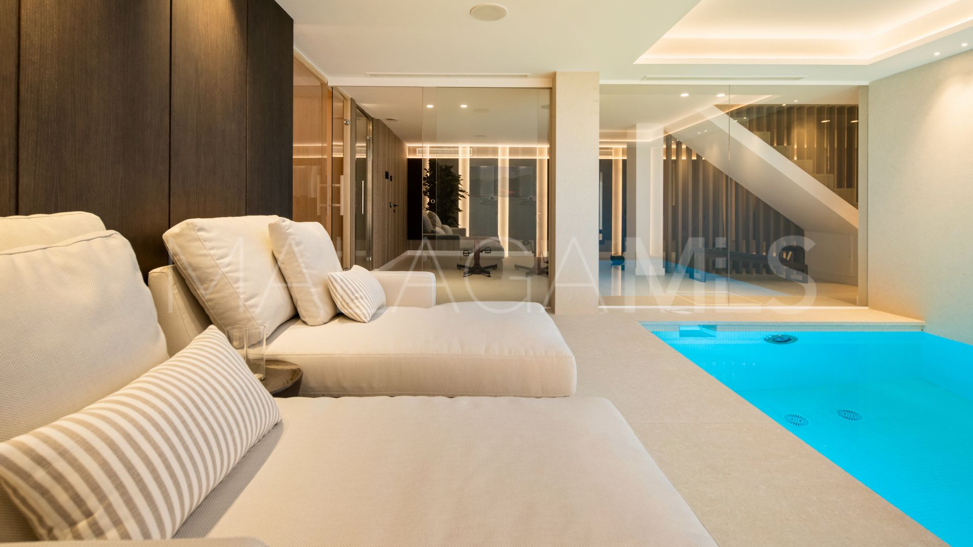 Buy villa with 6 bedrooms in El Herrojo