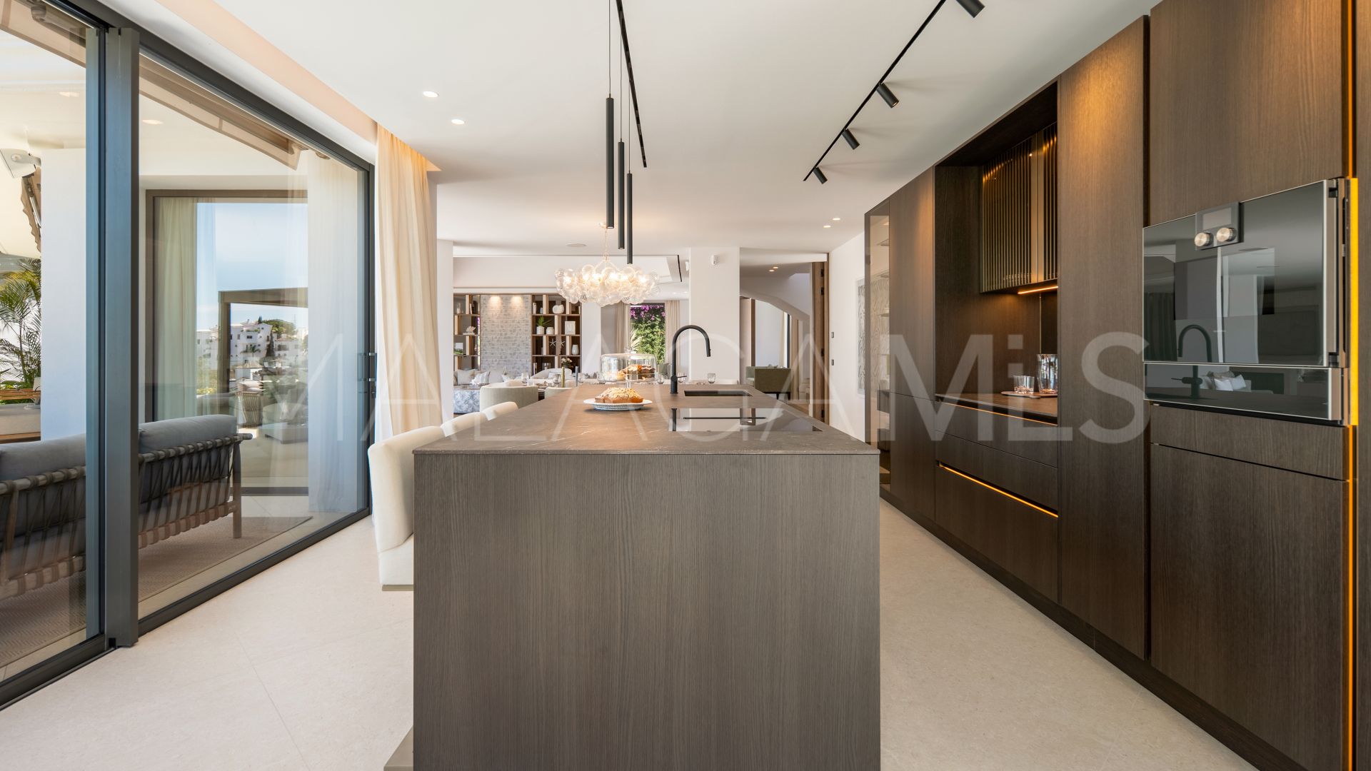 Buy villa with 6 bedrooms in El Herrojo