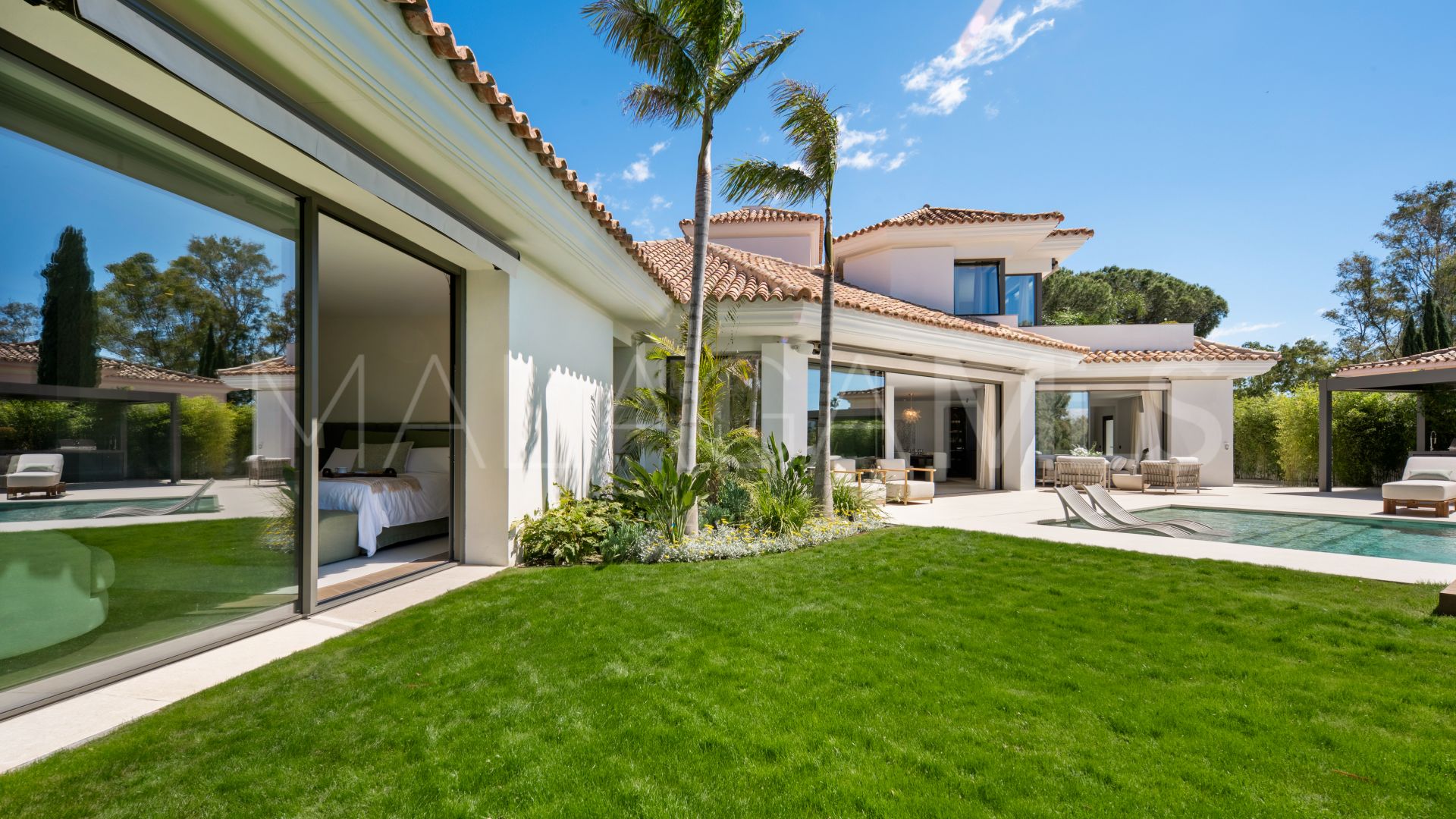 Buy villa with 6 bedrooms in El Herrojo