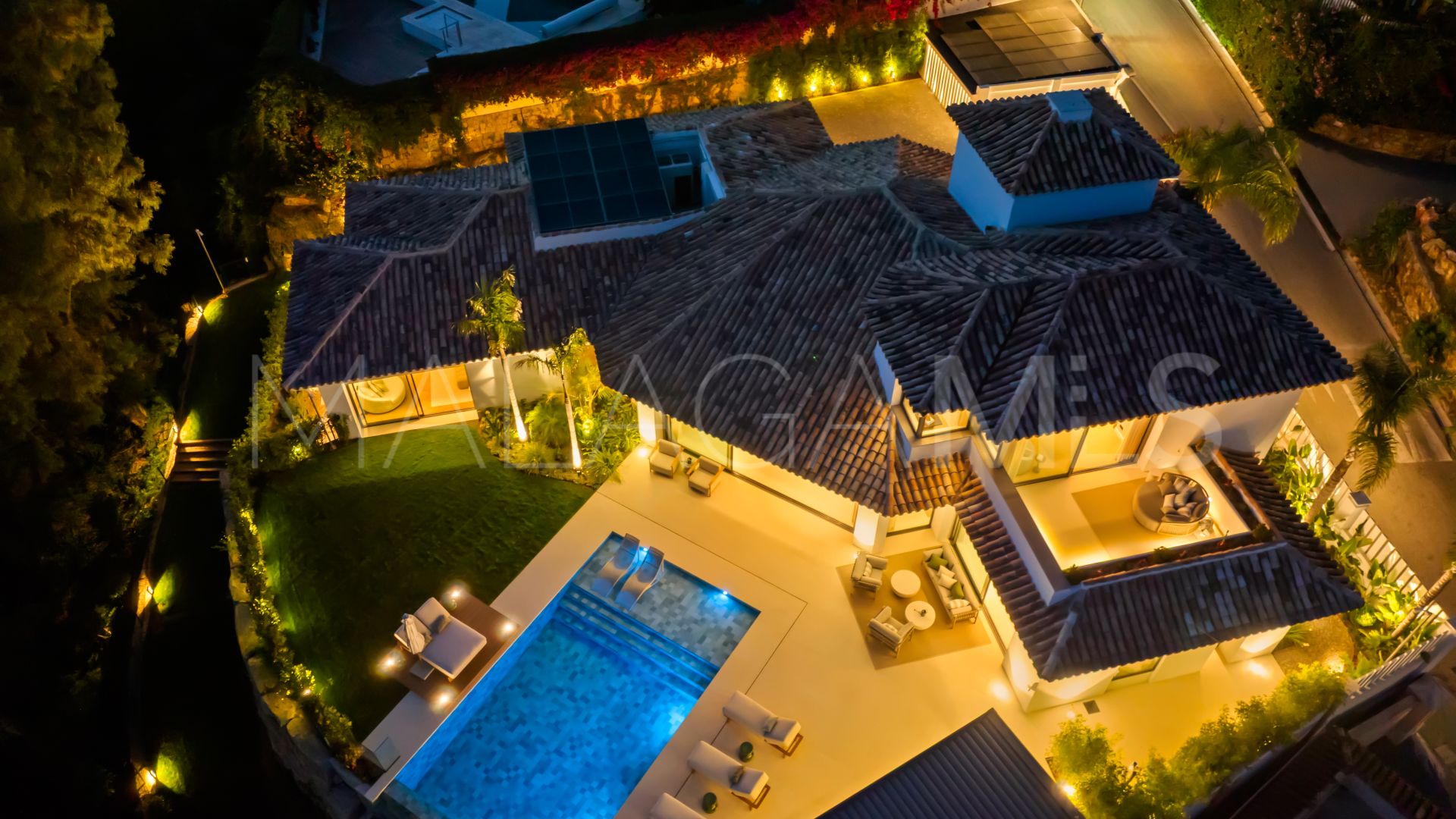 Buy villa with 6 bedrooms in El Herrojo