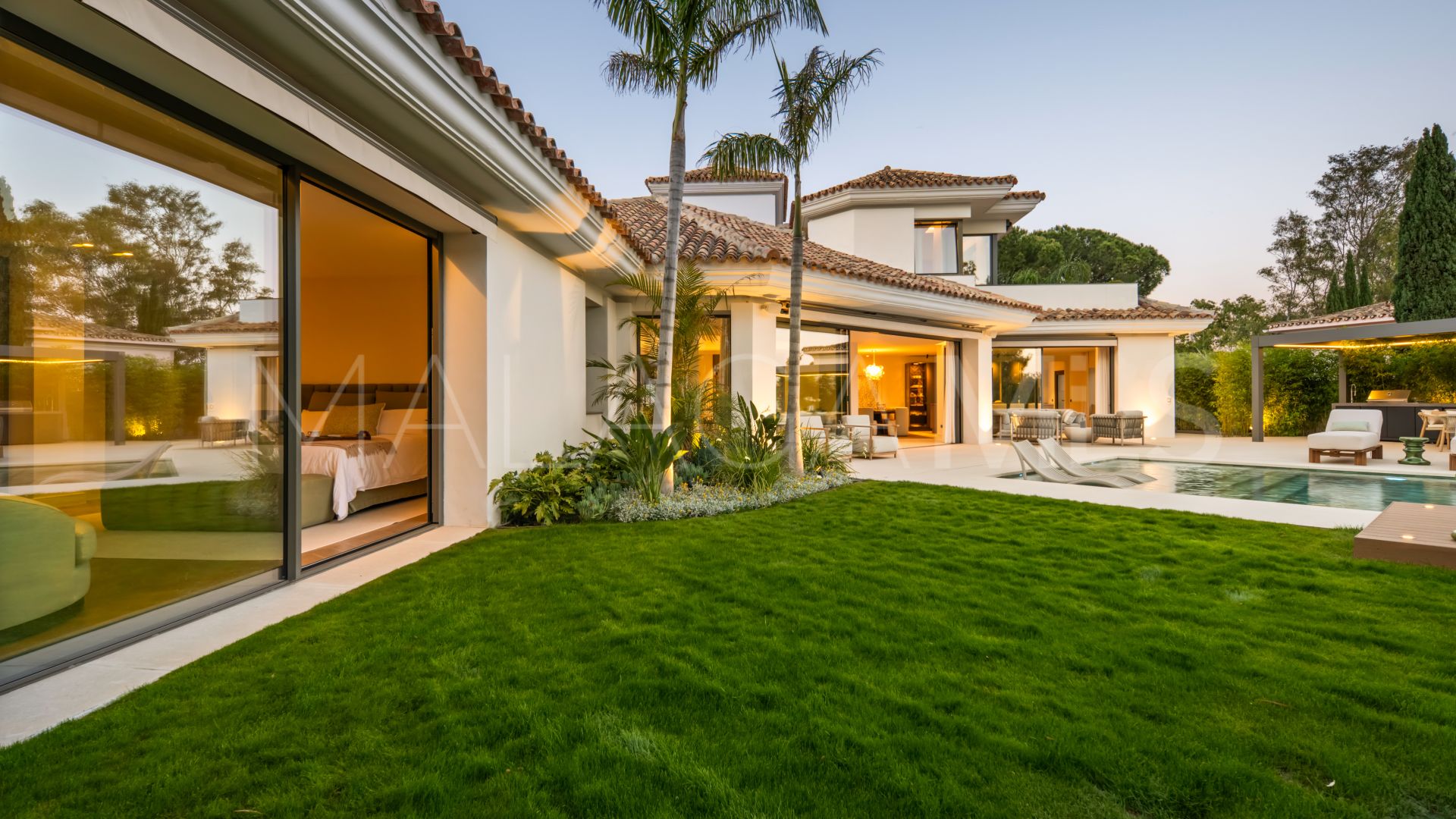 Buy villa with 6 bedrooms in El Herrojo