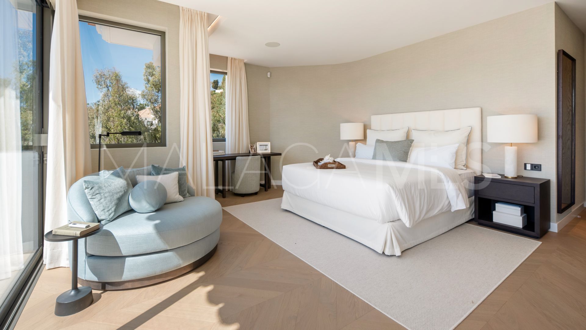 Buy villa with 6 bedrooms in El Herrojo