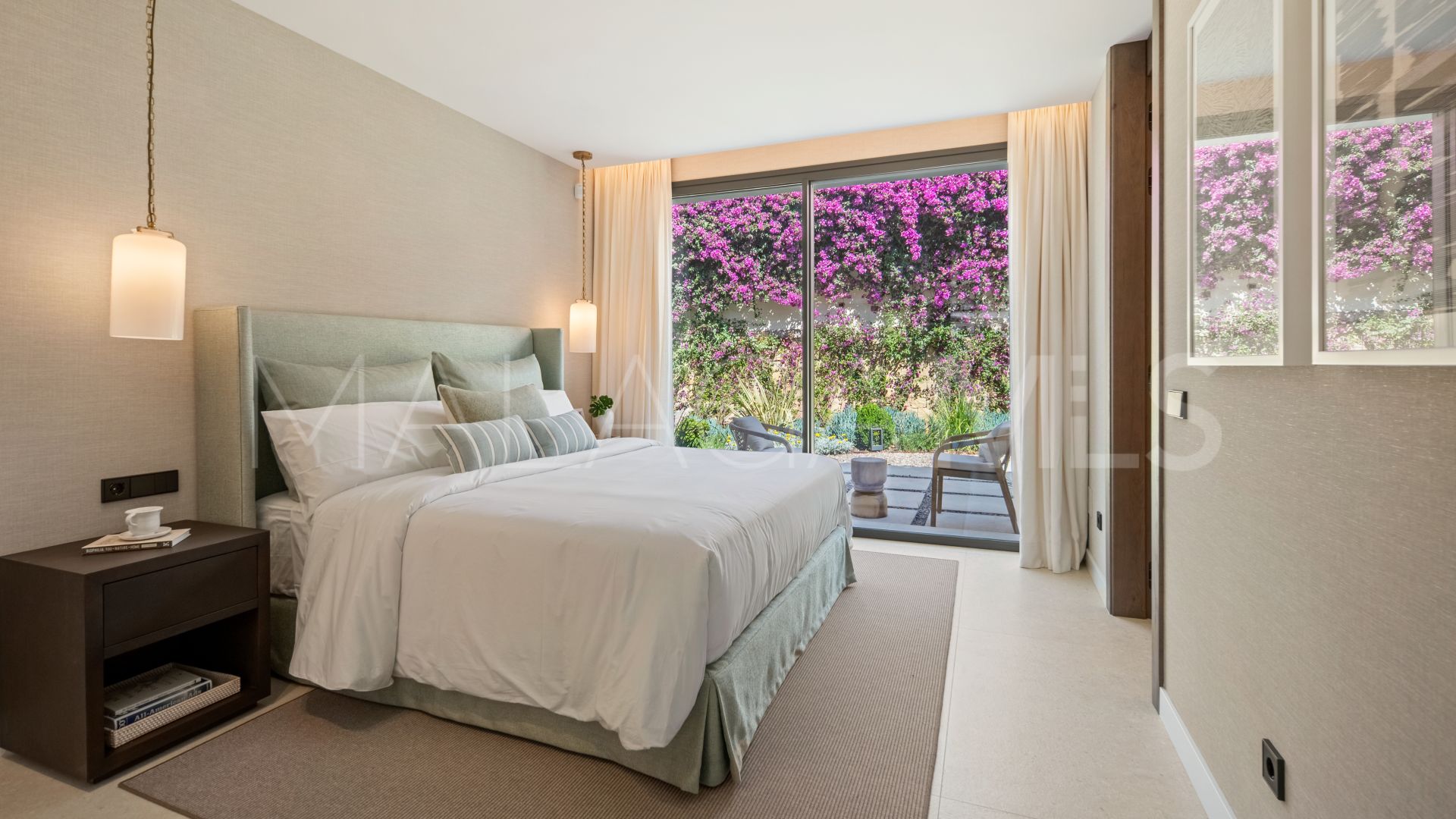 Buy villa with 6 bedrooms in El Herrojo