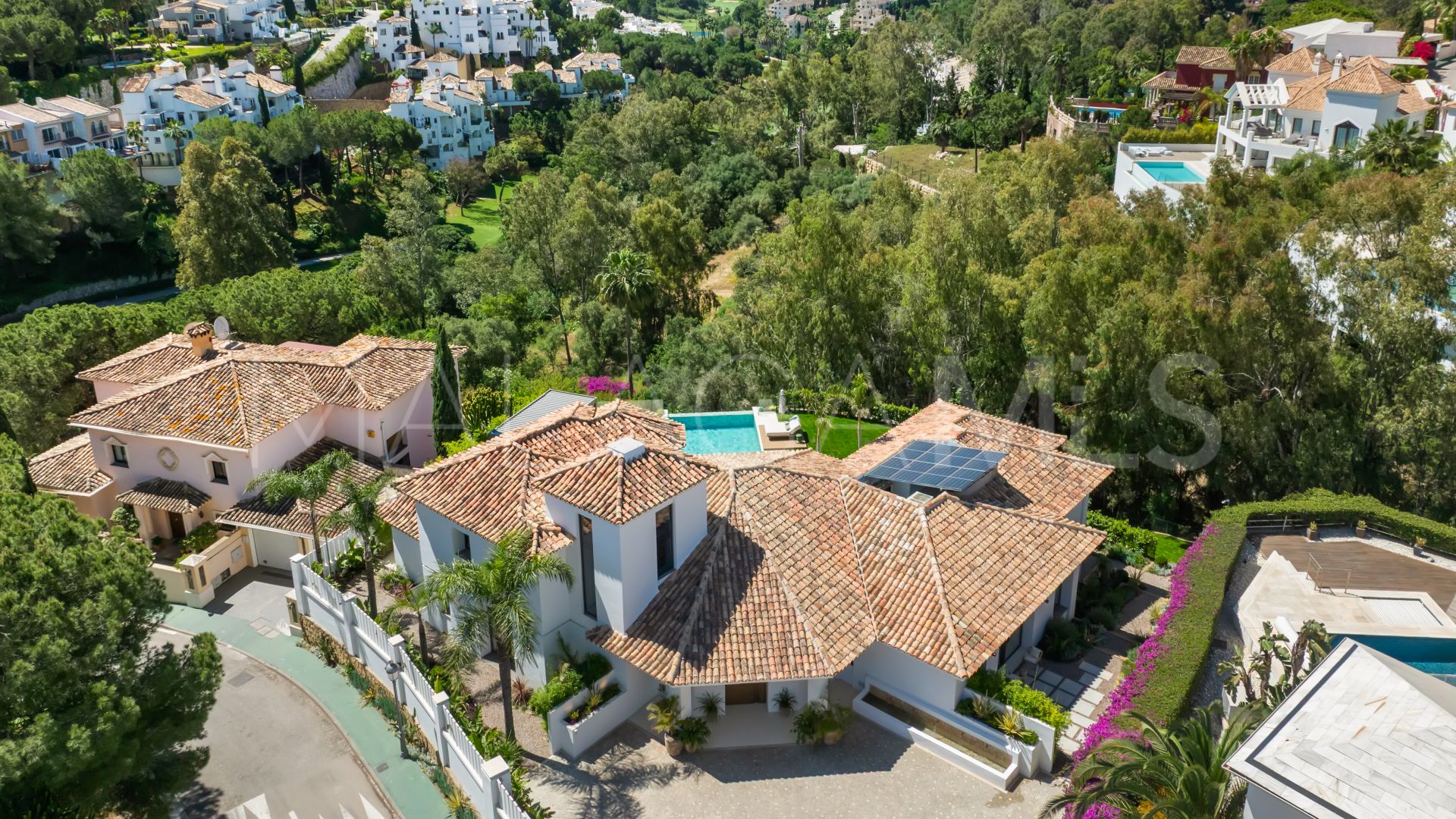 Buy villa with 6 bedrooms in El Herrojo