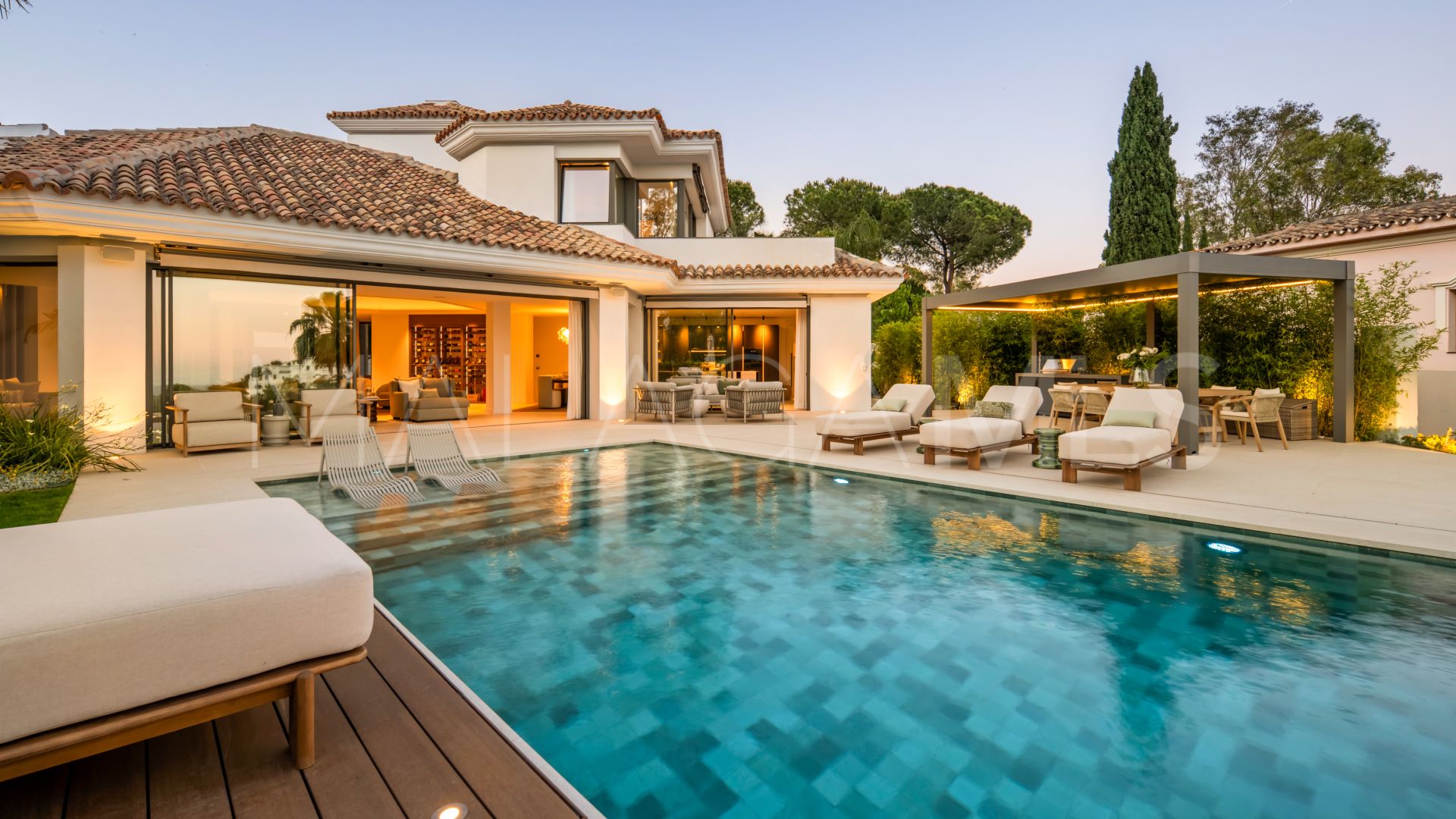 Buy villa with 6 bedrooms in El Herrojo