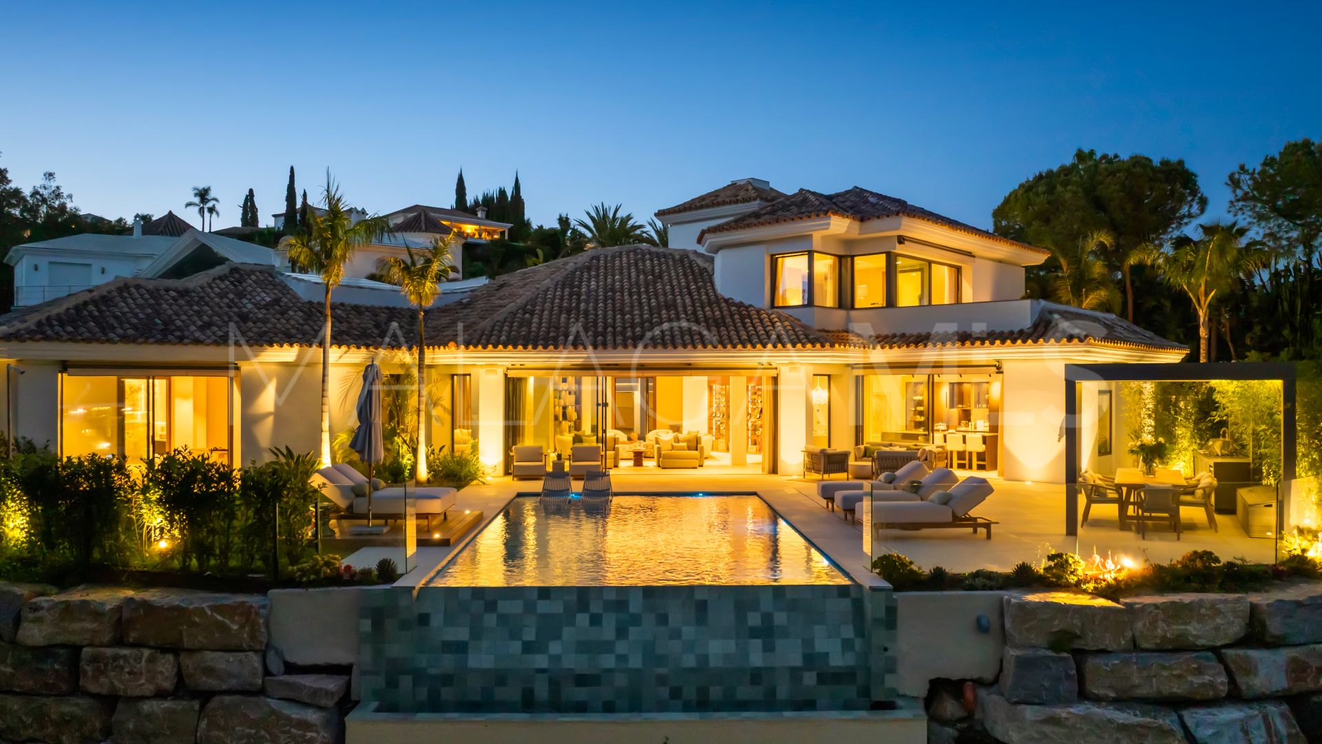 Buy villa with 6 bedrooms in El Herrojo