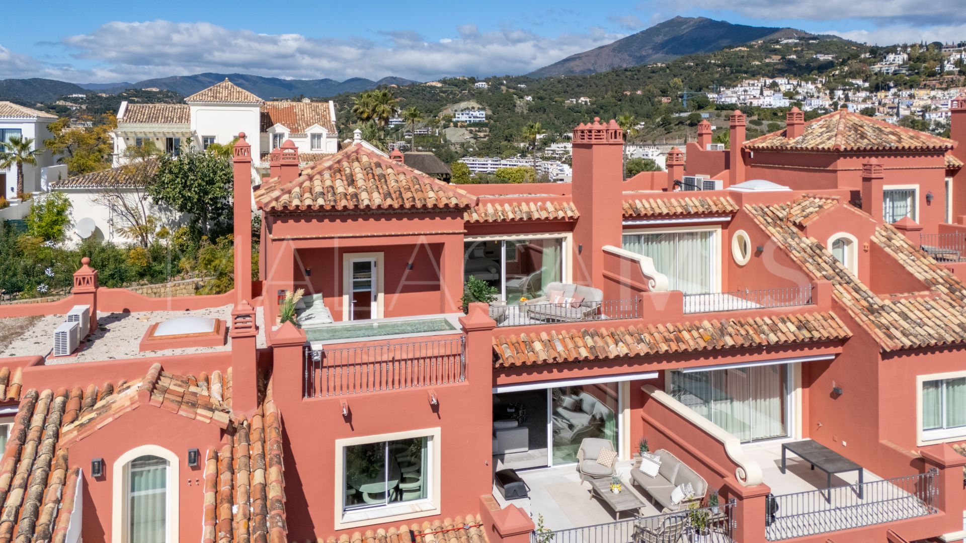 Duplex penthouse for sale in Monte Halcones