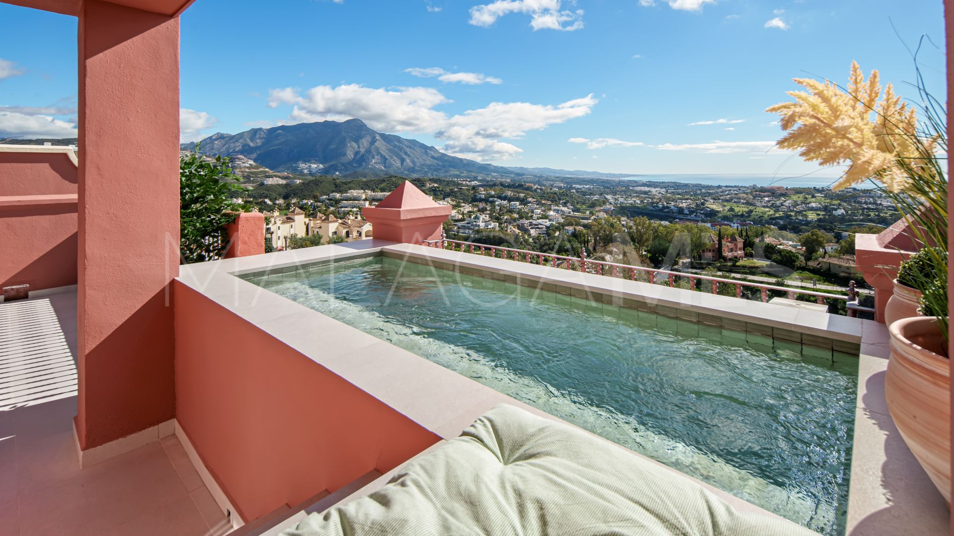Duplex penthouse for sale in Monte Halcones