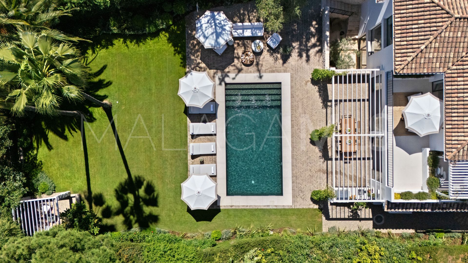 For sale villa with 4 bedrooms in Nueva Andalucia