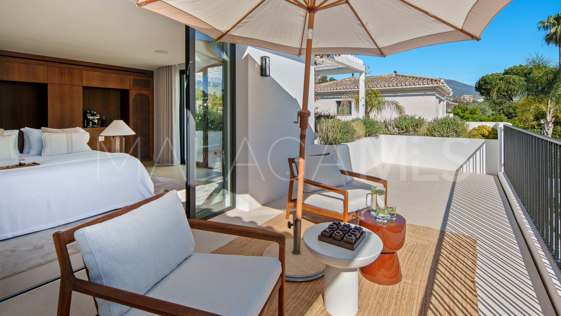 For sale villa with 4 bedrooms in Nueva Andalucia