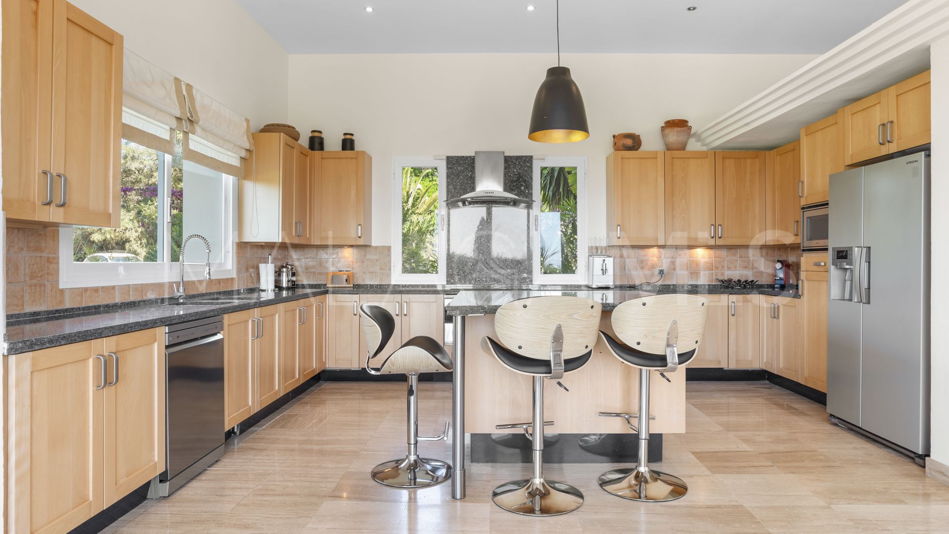 Buy villa in Puerto del Almendro with 5 bedrooms