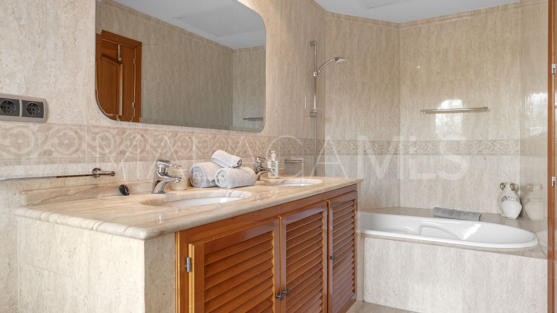 Buy villa in Puerto del Almendro with 5 bedrooms