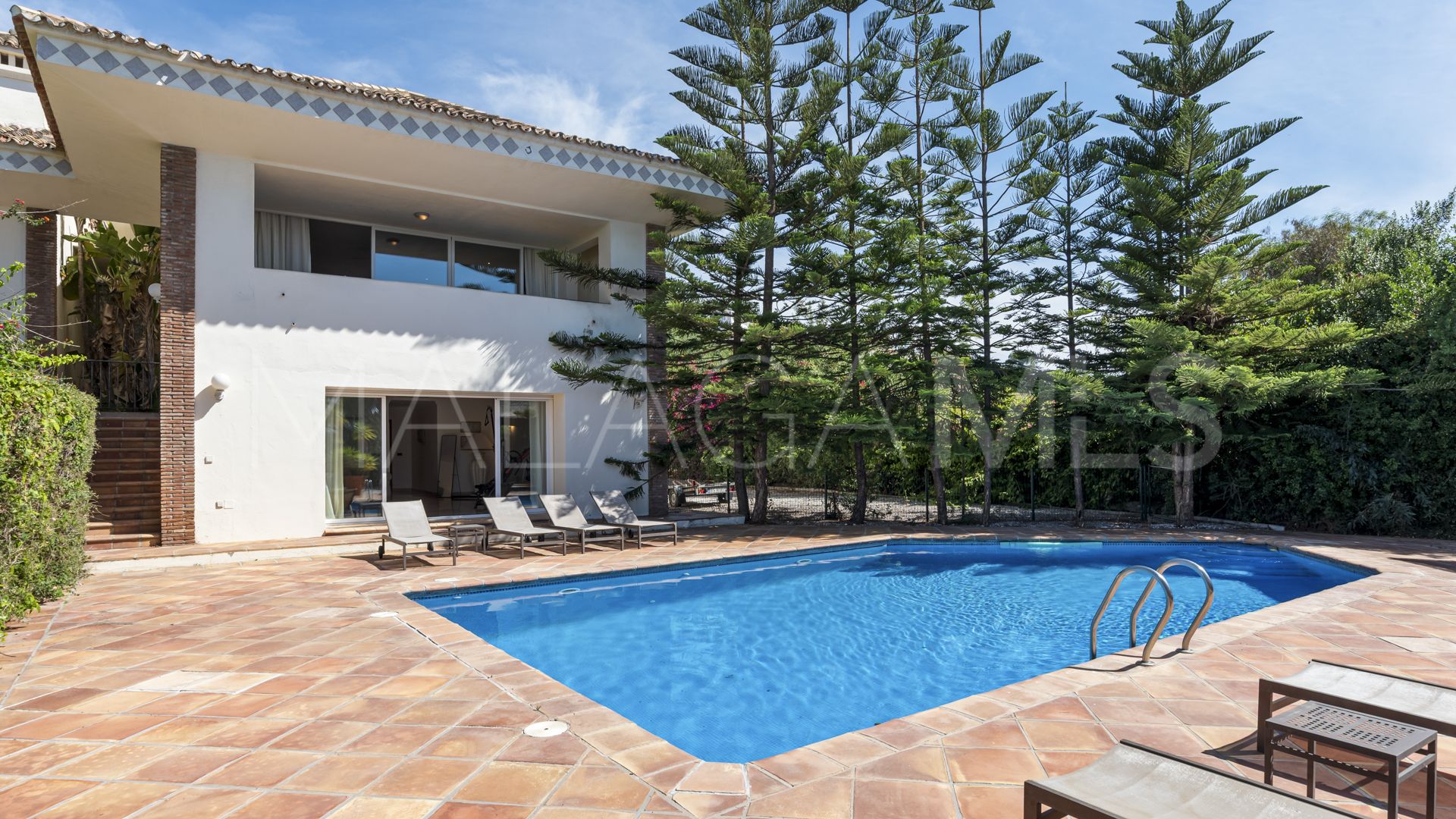 Buy villa in Puerto del Almendro with 5 bedrooms