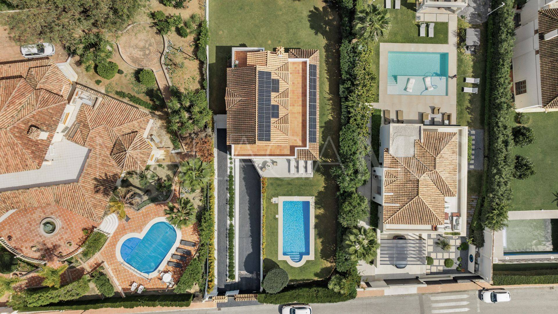 Villa for sale in Nueva Andalucia