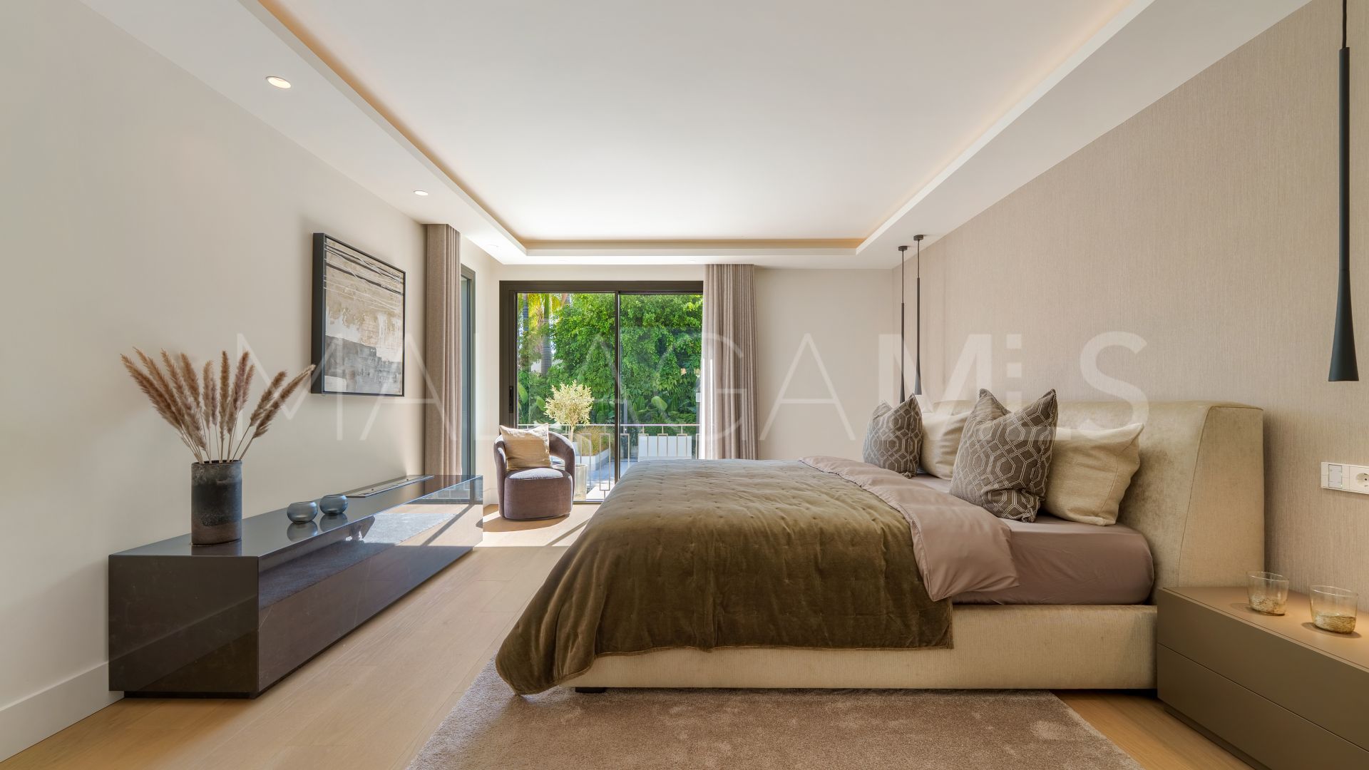 For sale villa in Nueva Andalucia with 5 bedrooms