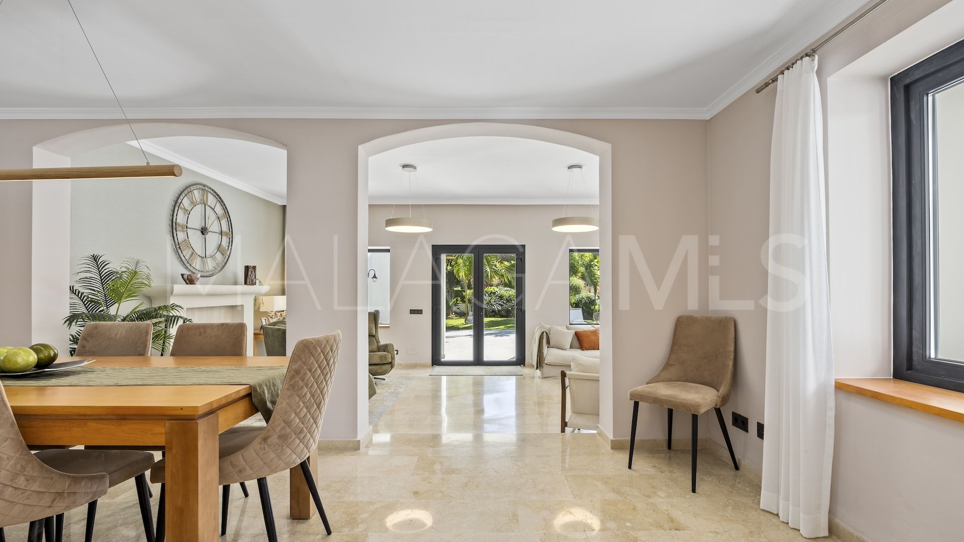 Buy 5 bedrooms villa in Paraiso Alto