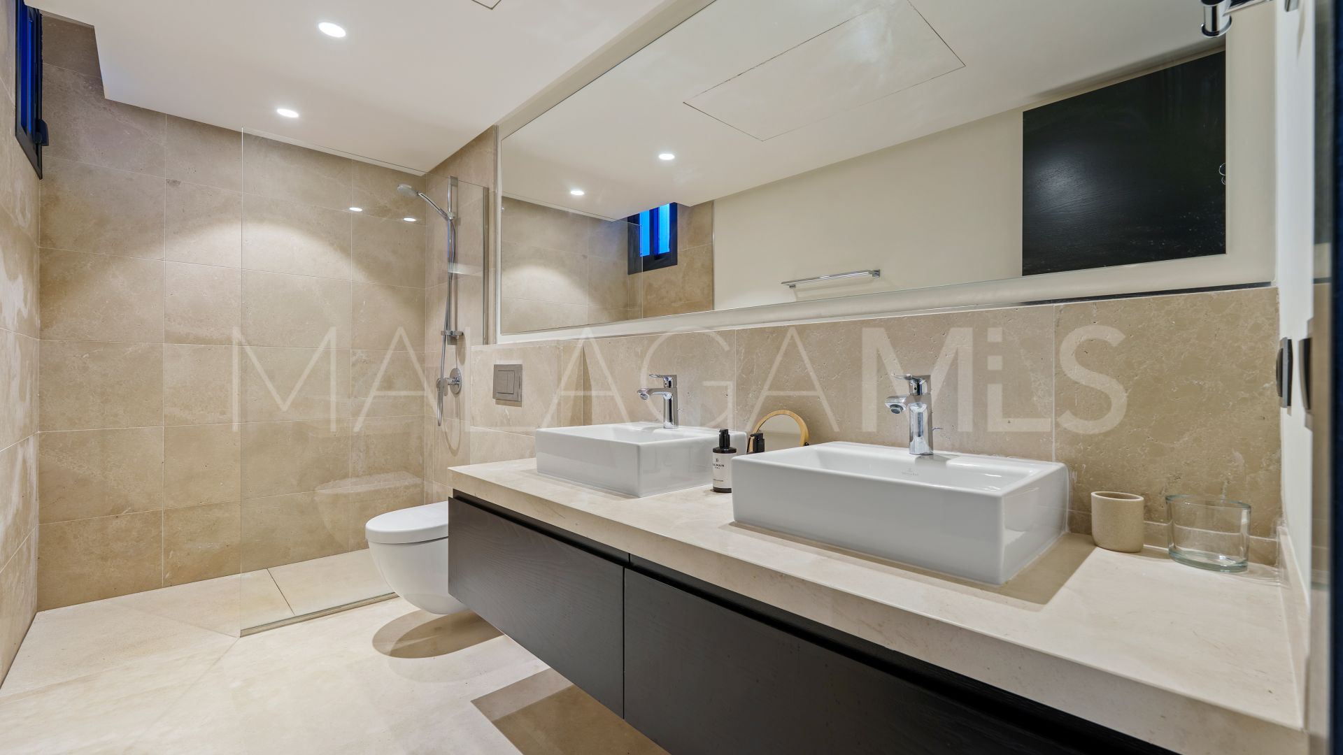 Villa for sale in Nueva Andalucia