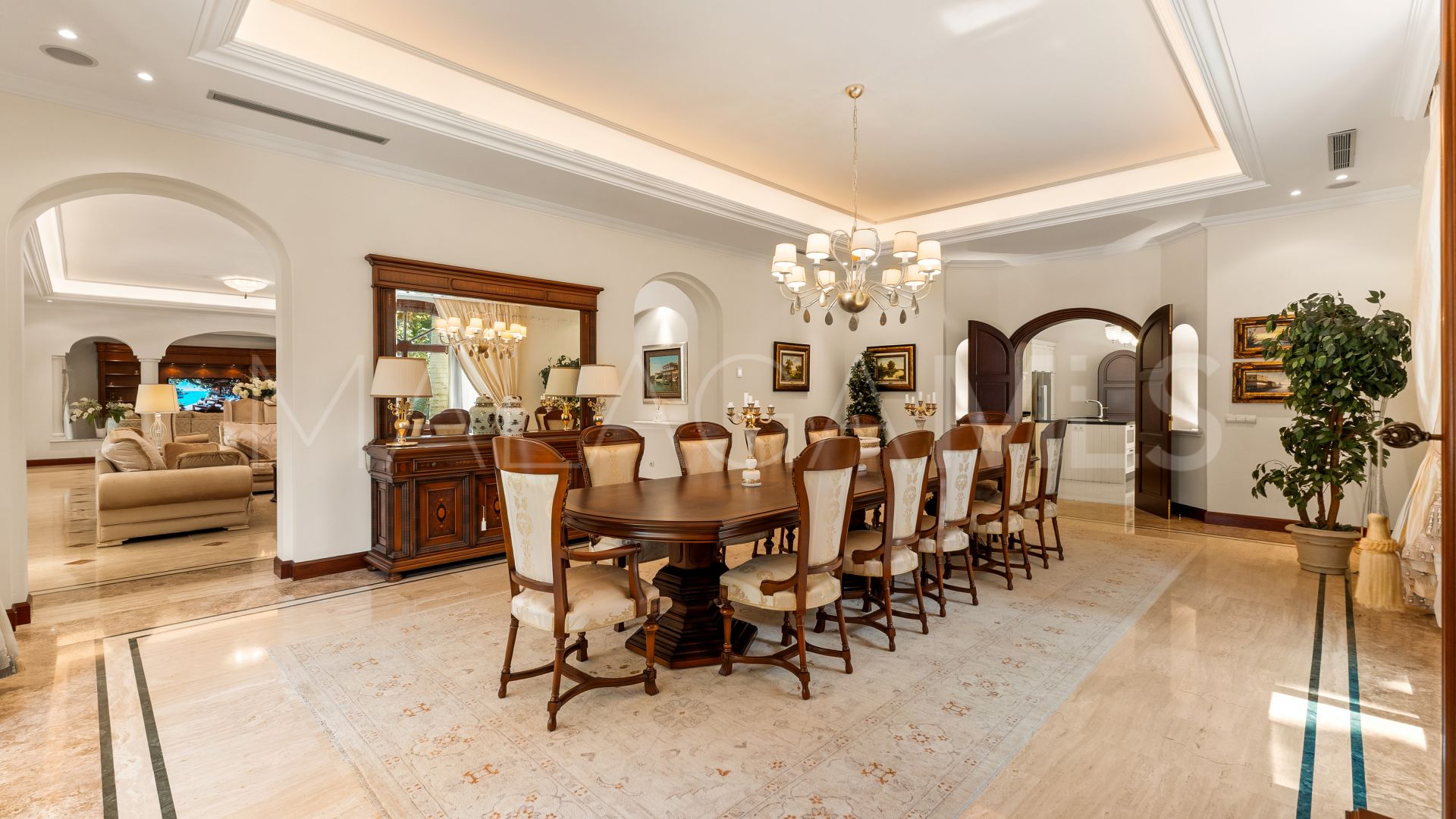 Villa for sale in Guadalmina Baja