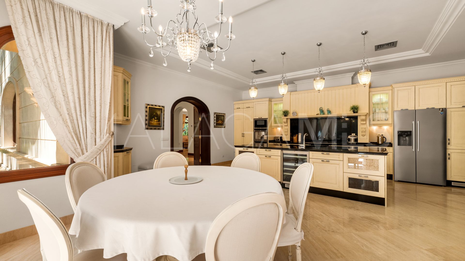 Villa for sale in Guadalmina Baja