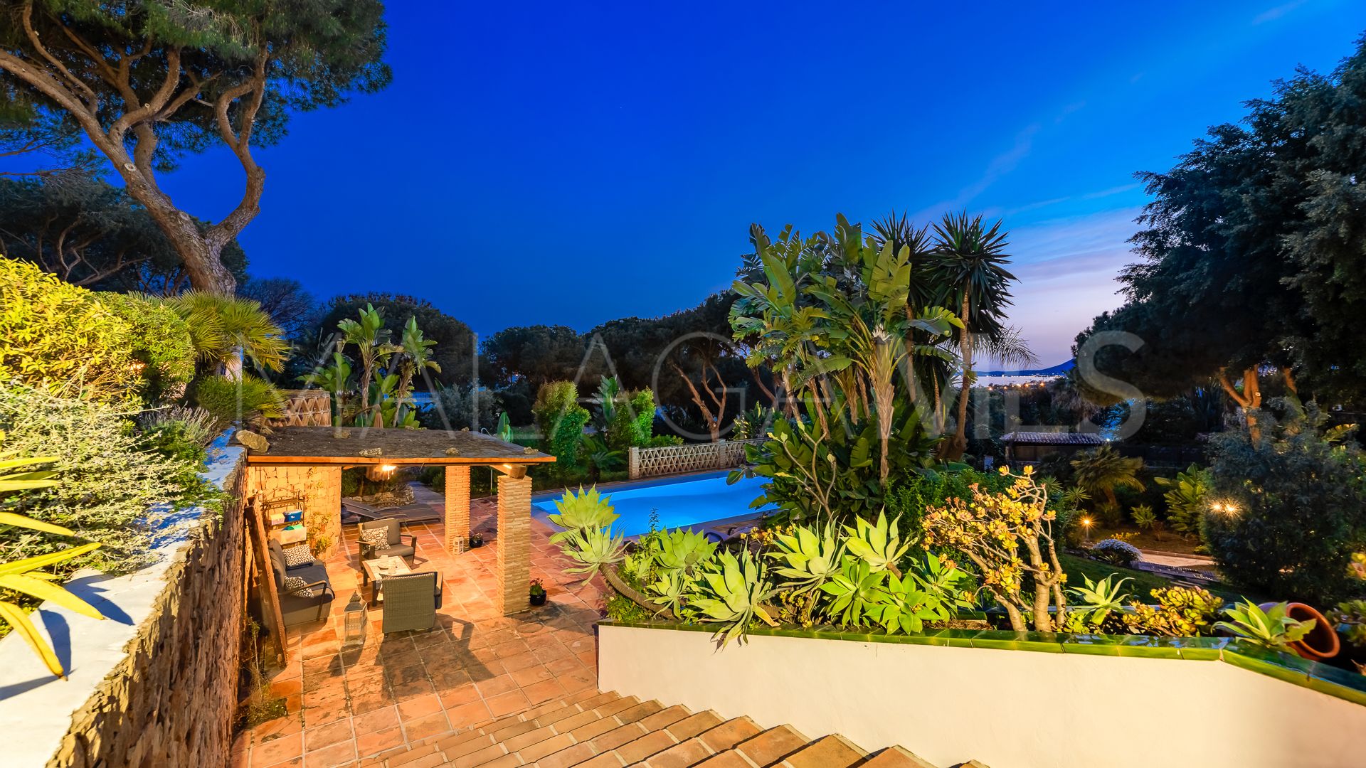 Villa for sale in Elviria with 7 bedrooms