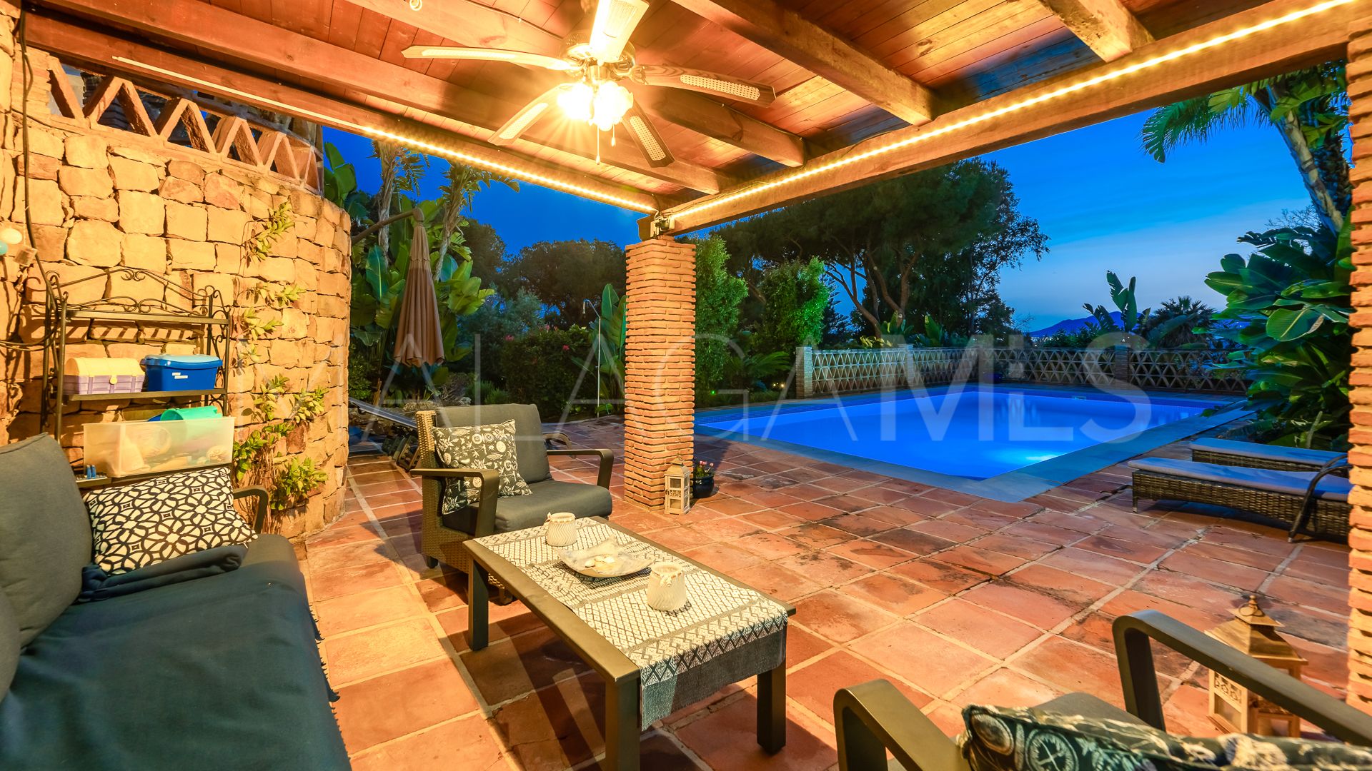 Villa for sale in Elviria with 7 bedrooms
