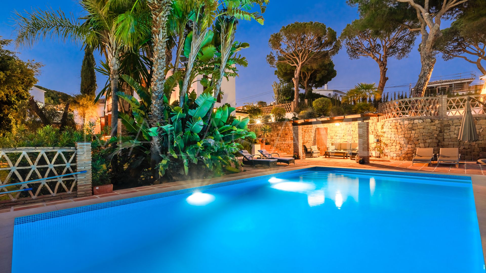 Villa for sale in Elviria with 7 bedrooms