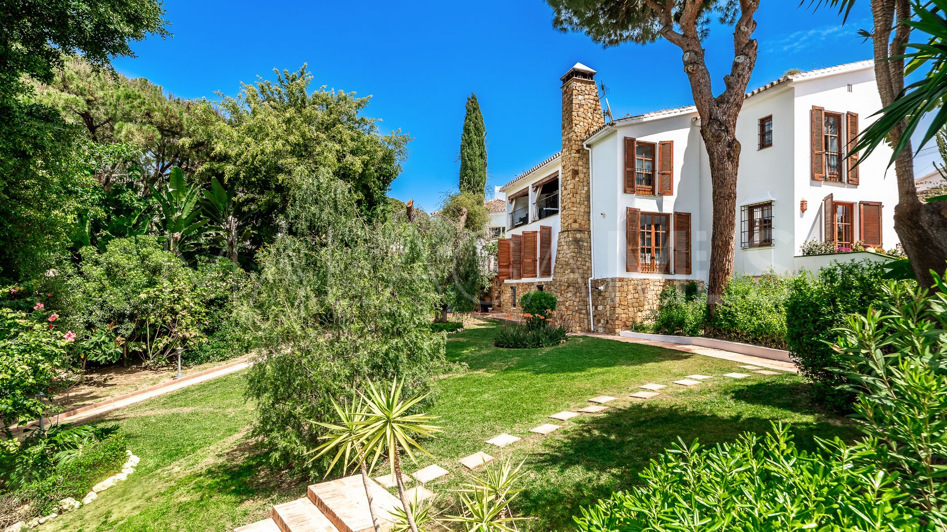 Villa for sale in Elviria with 7 bedrooms