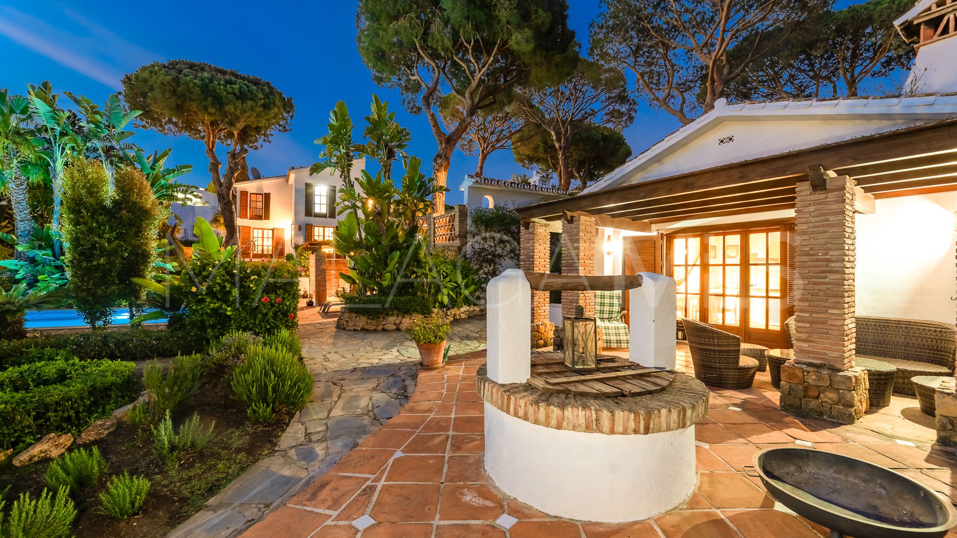 Villa for sale in Elviria with 7 bedrooms