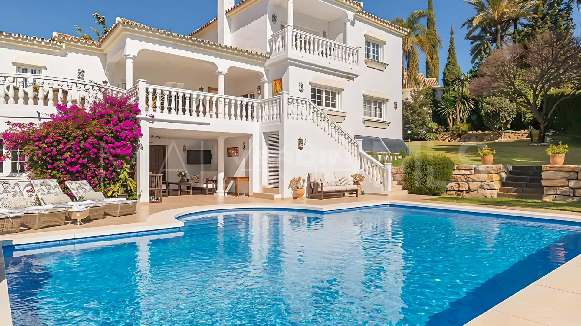 Buy villa with 5 bedrooms in Paraiso Alto