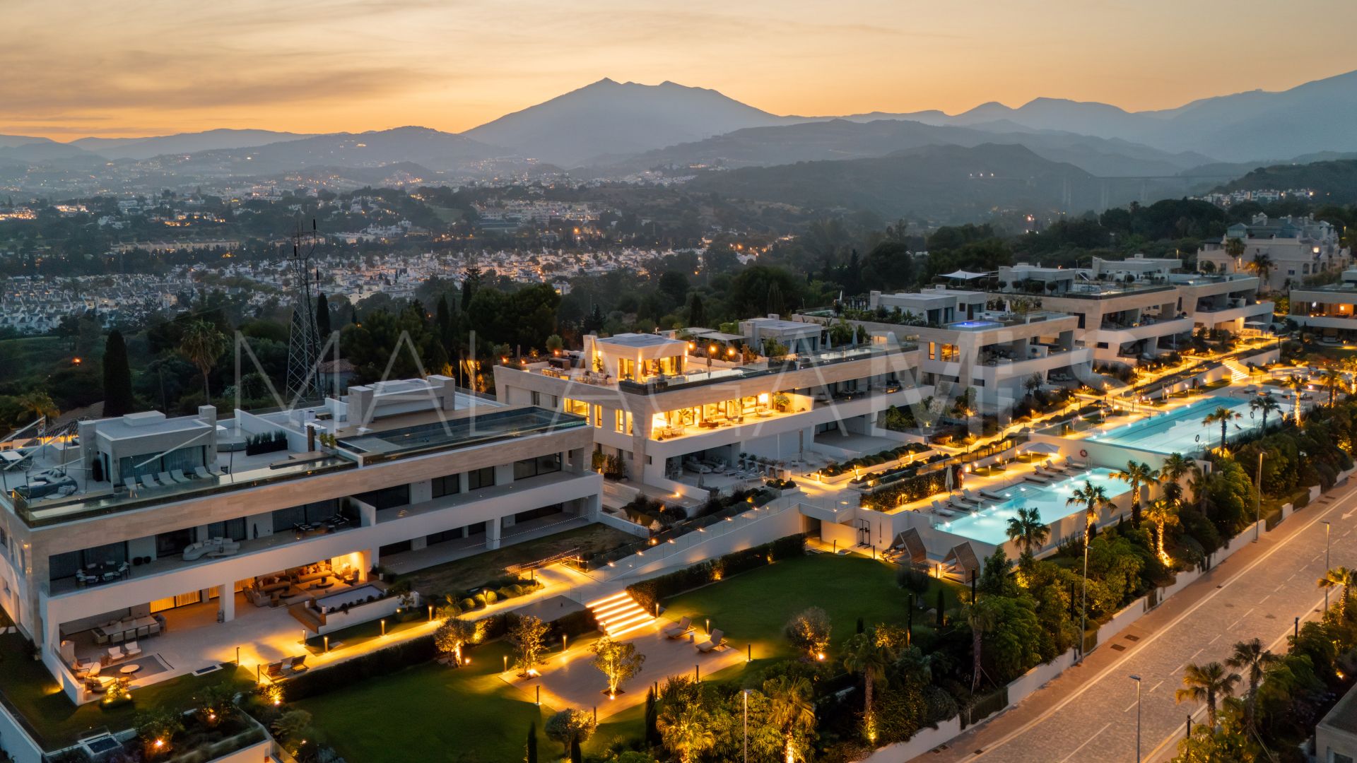 4 bedrooms duplex penthouse in Marbella Golden Mile for sale