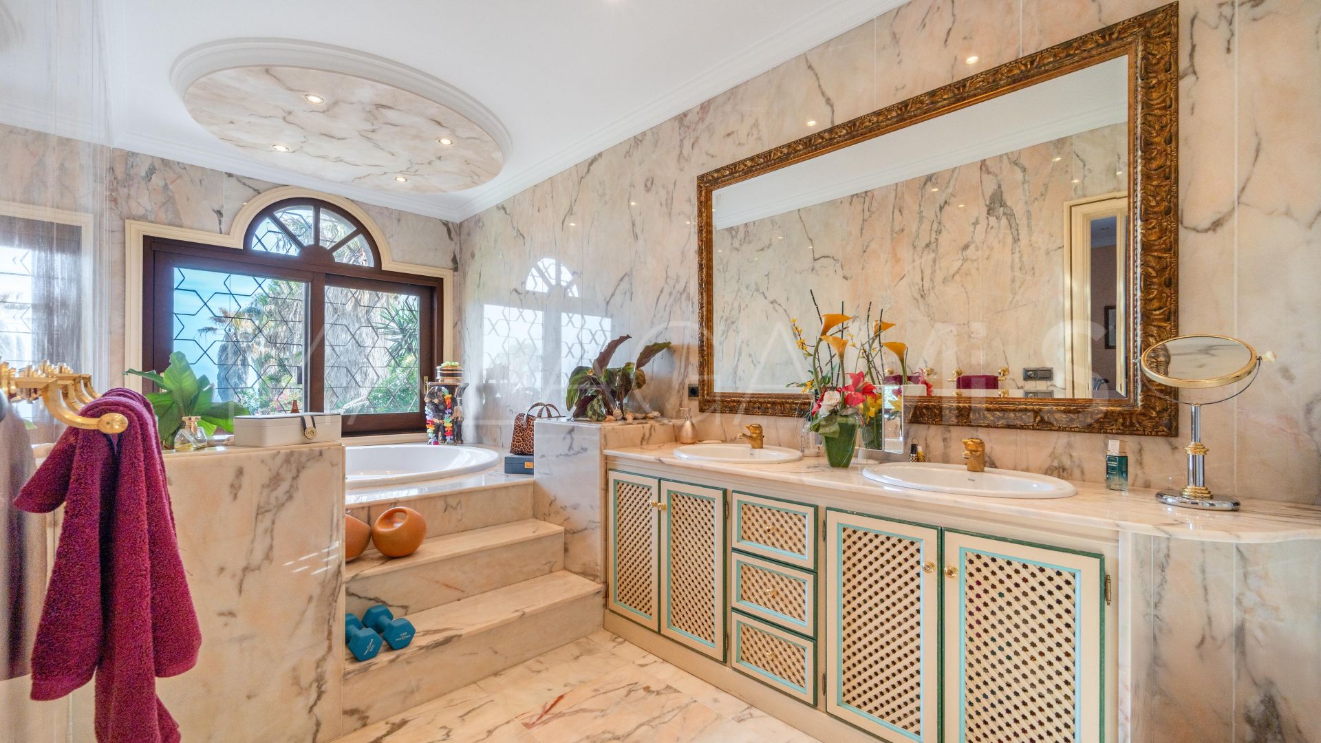 Villa for sale in Estepona