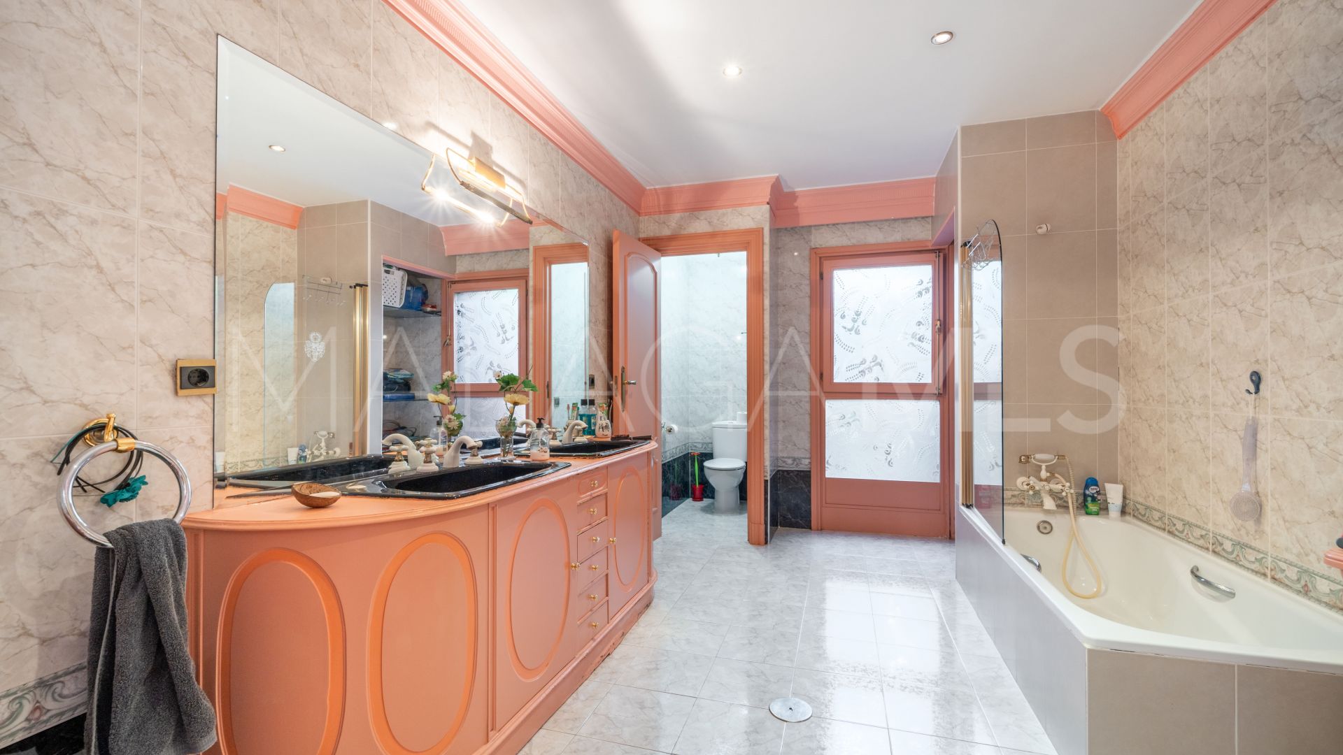 Villa for sale in Estepona