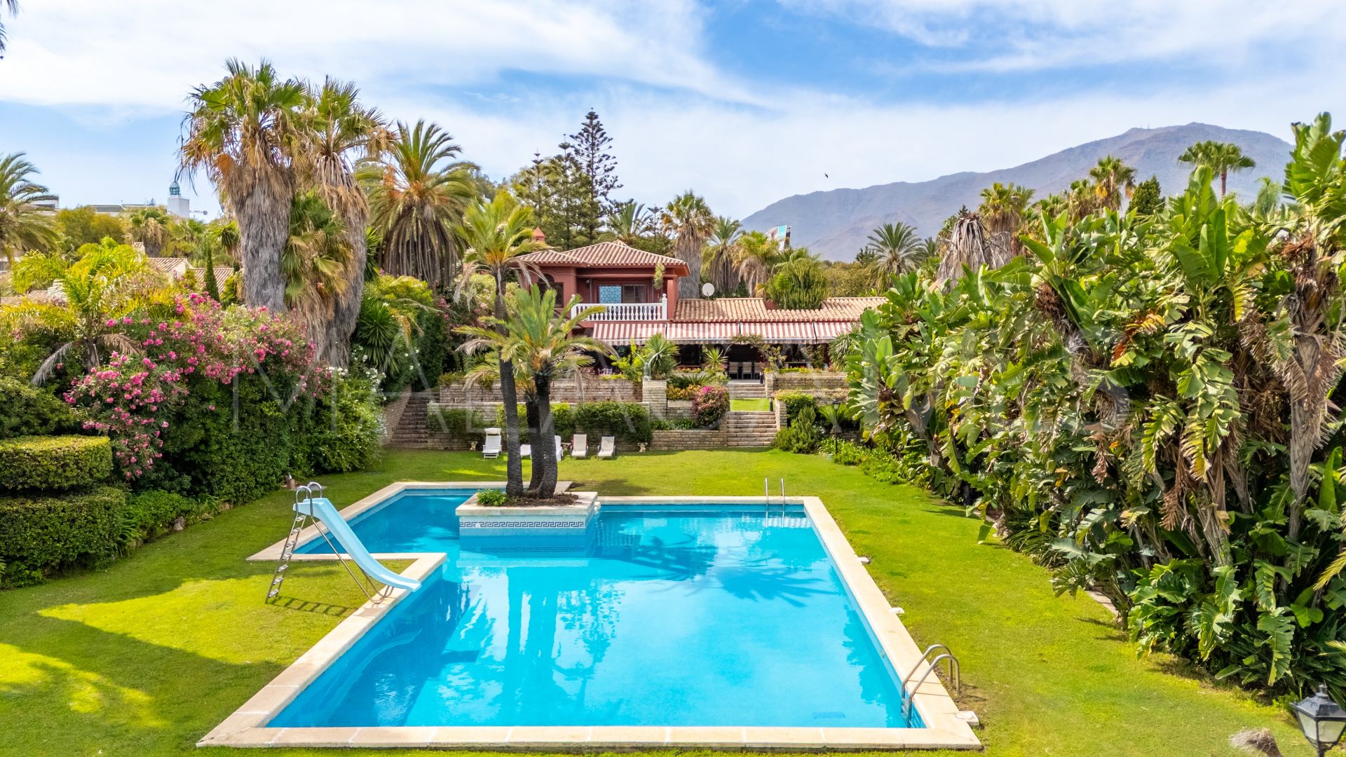 Villa for sale in Estepona