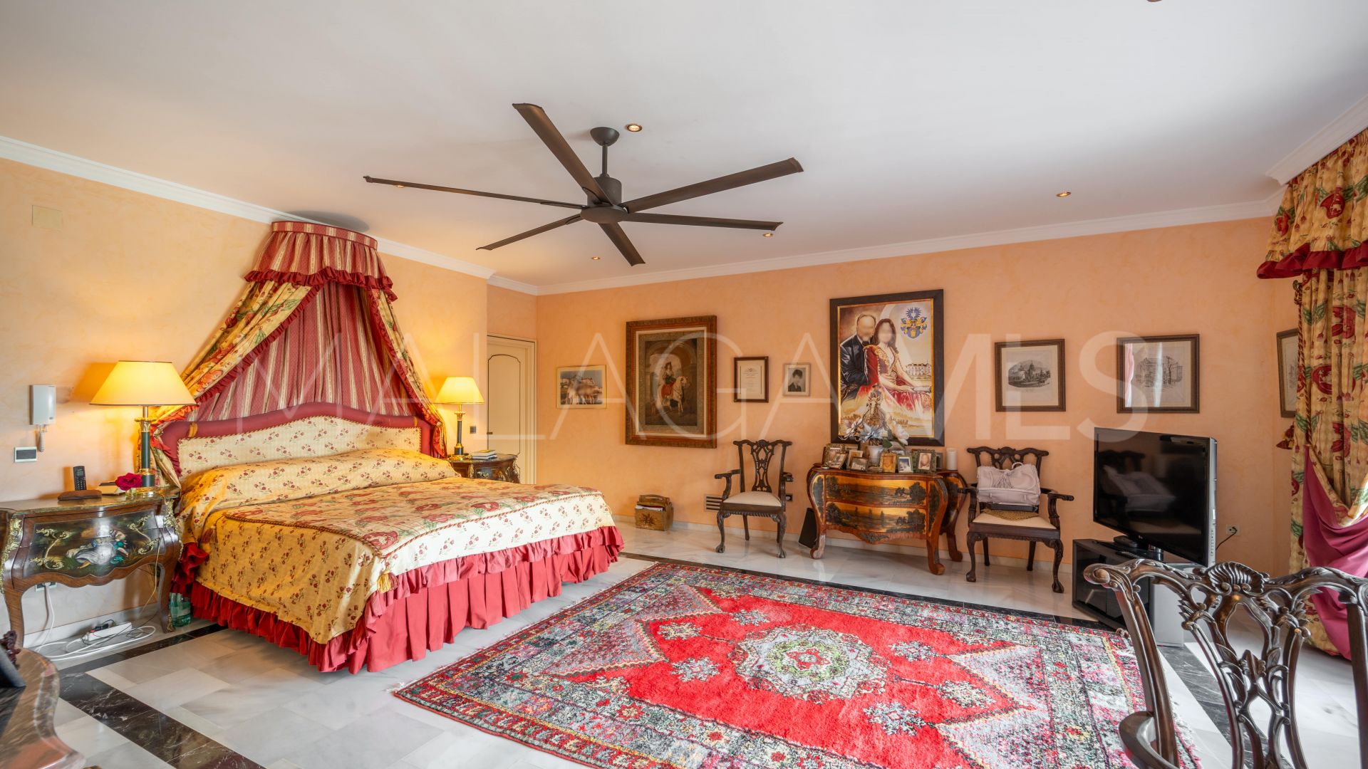 Villa for sale in Estepona