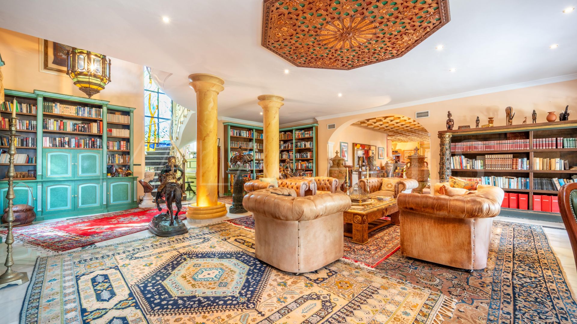 Villa for sale in Estepona